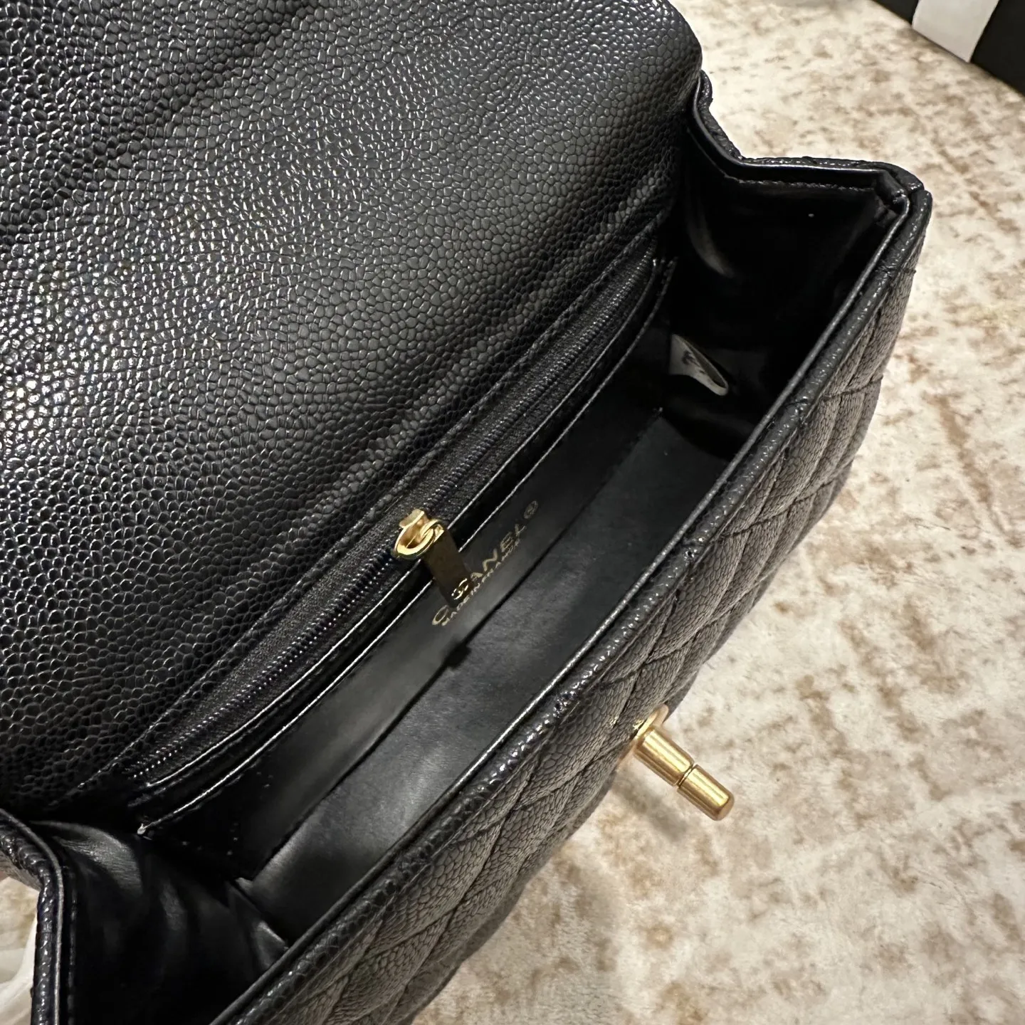 p140 折叠礼盒包装 Chanel 香奈儿大mini手柄太难了！！！香奈儿Chanel 25手柄 cf mini最近热度很高 cm super难买尺寸觉得cfmini太普通的一定要看看这个款手柄太闪了blingbling的公主包 尺寸 20cm