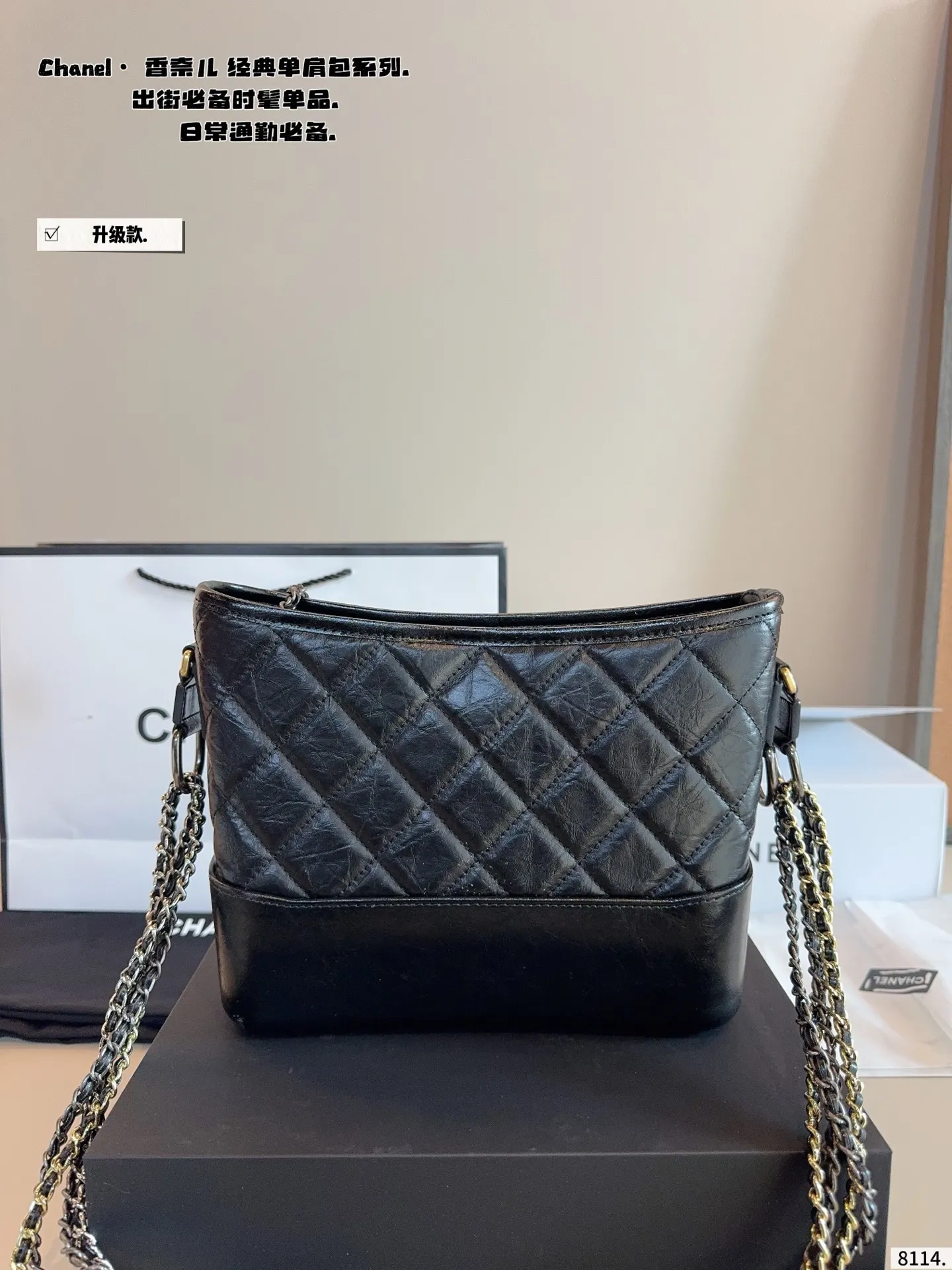 p200配礼盒🎁. Chanel香奈儿流浪包～流浪包推出以来一路门到现在，真的难买！实物比我拍的照片更好看啊！！ ! 哭了，配色不但上镜，还耐看可，不然分分钟爱到怀疑人生，西装可以分两根肩带斜背，穿衬衫搭裙子的时候单肩背，穿什么都百搭怎么背都好看 尺寸：24*6*18cm