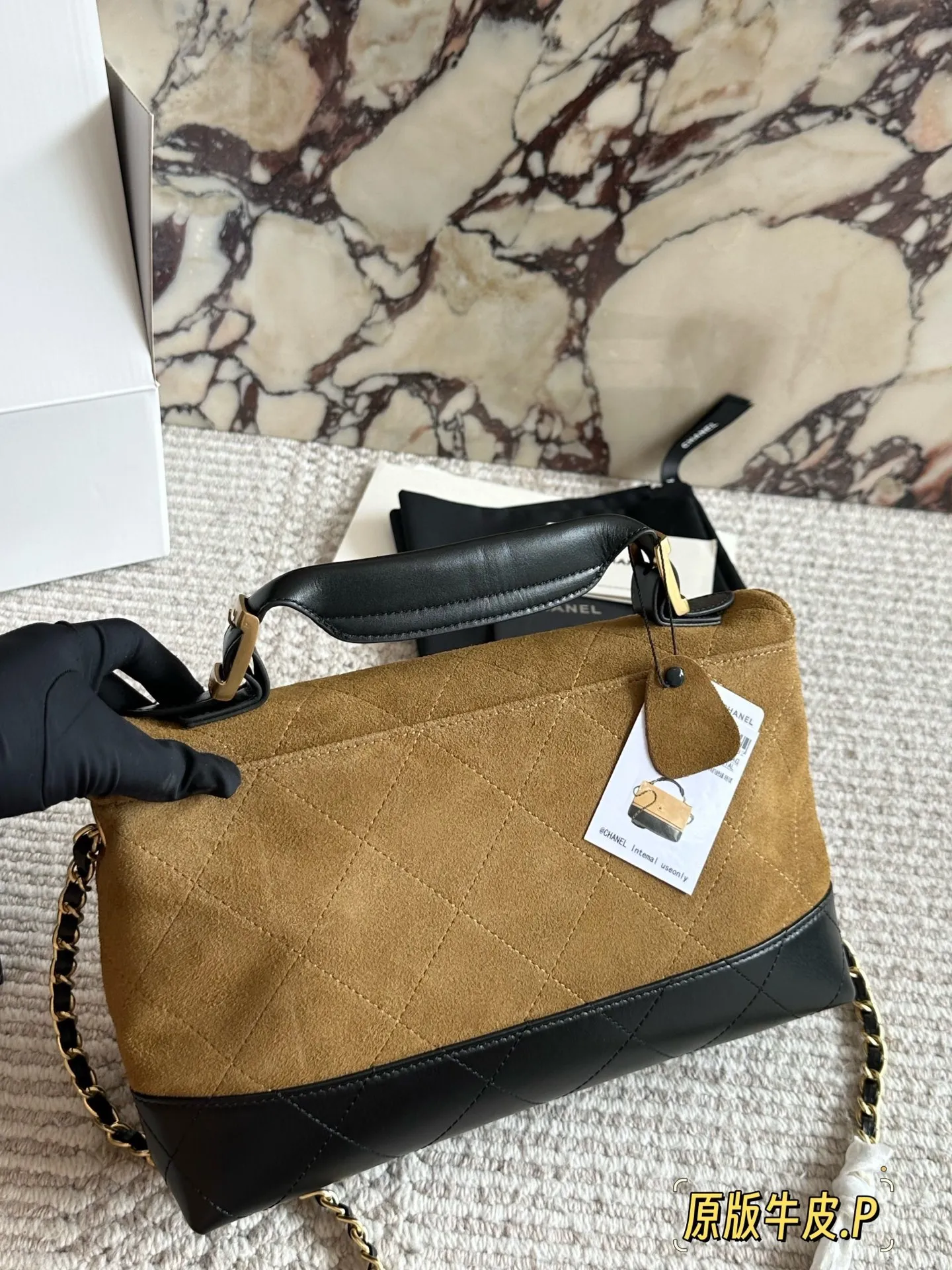 p265 原版皮 今期Chanel終於出爆款了... 剛」上新的CHANEL手工房系列中最熱度最高的應是包包了;特別是掠皮小牛皮的大包包了! 說真的今期的包包款是特別多,拼皮的話灰色是特別吸晴,CHANEL很少推出這種款色,如果是對掠皮很有興趣的小紅薯,是可以沖的!但我是長期使用主義者,這只不是我杯茶! 另外,今年推出了這個CF MINI小掛包(是屬於小皮具);埏 有趣的,手工亦很精美,有DOUBLE FLAP, HAHA;28*17