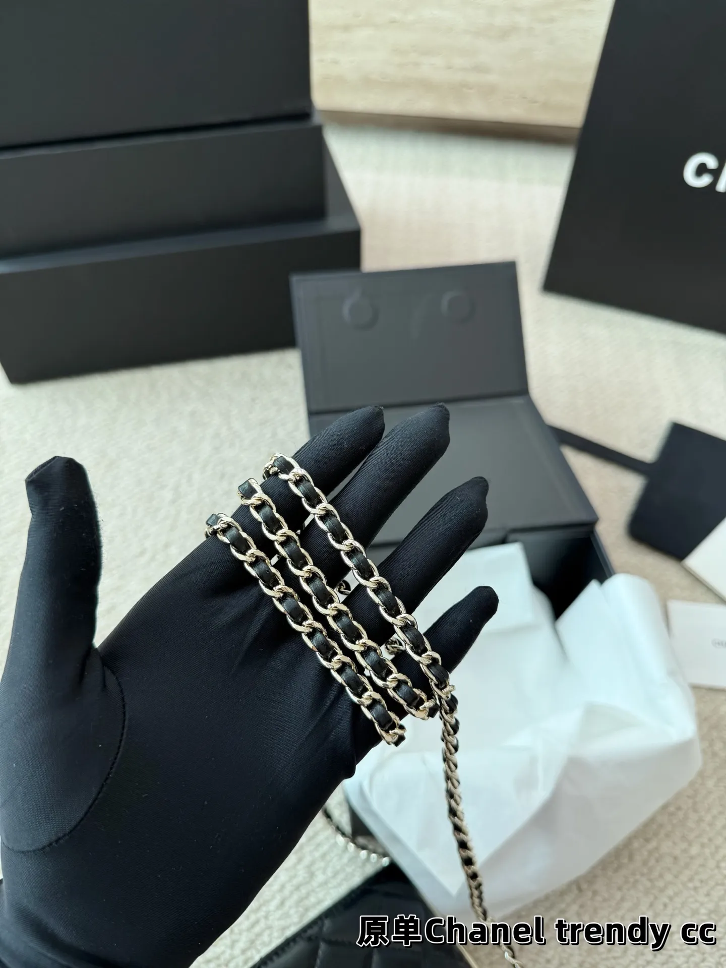 P140 礼盒🎁 香奈儿Chanel trendy cc 时髦✔️又可当小挎包! 高级的黑金配色很有𝐕𝐢𝐧𝐭𝐚𝐠𝐞的味道〰️ 即使穿的很简洁 配上它也瞬间𝐂𝐇𝐢𝐜 爱了 爱了~ 尺寸11.11