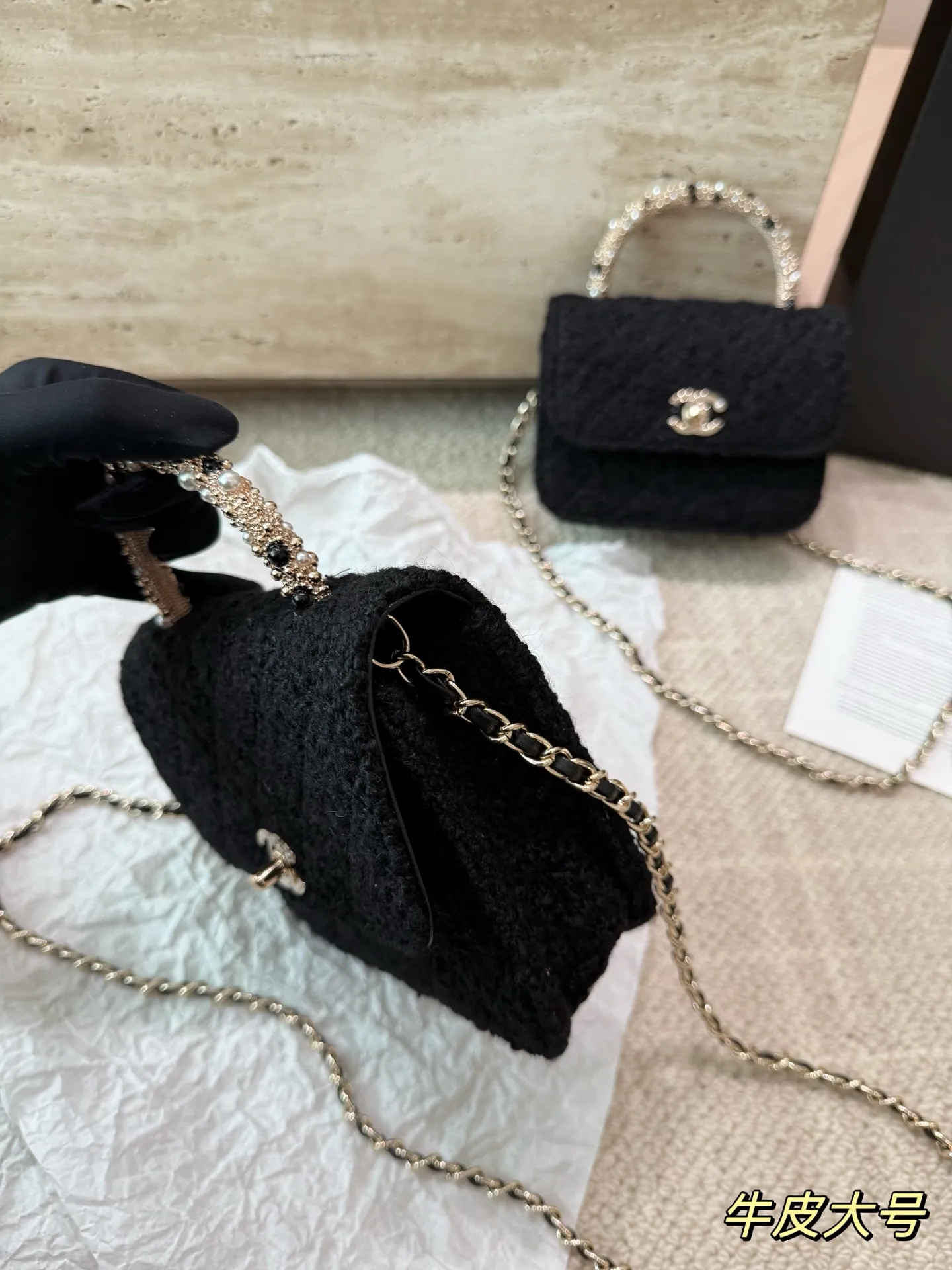复刻版 P210 P200 chanel 香奈儿26C珍珠手柄手袋 香奈儿26C早春度假系列珍珠手柄手袋，白色粗花呢+经典菱格纹，金色双C标志超有辨识度艹。手柄点缀珍珠和黑色元素，精致又优雅，手提or晚宴包都很出彩！尺寸小巧，日常出行、搭配礼服都OK，实用又时髦，收藏控必入！ 尺寸 16 13cm 14 11cm