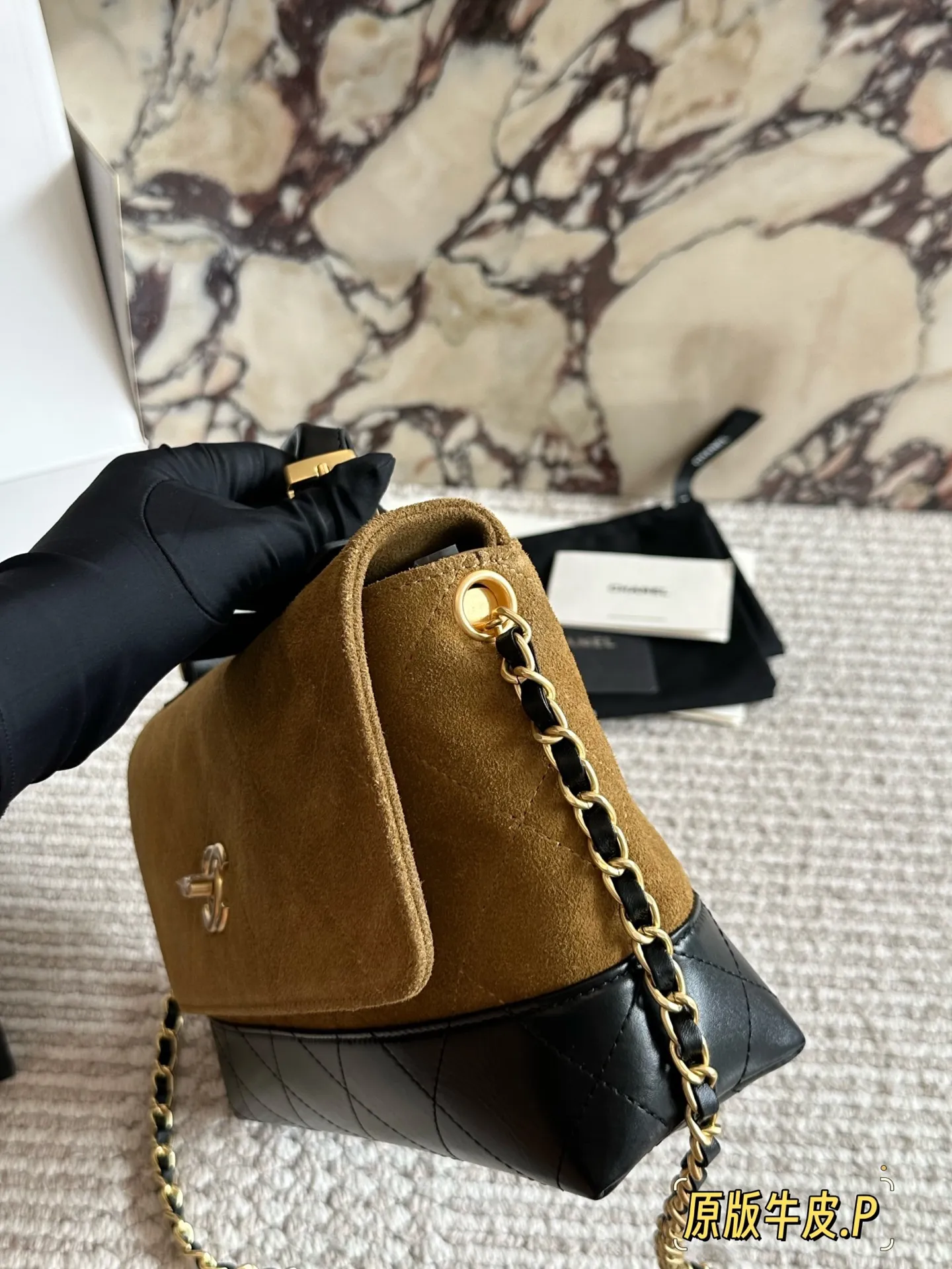 p265 原版皮 今期Chanel終於出爆款了... 剛」上新的CHANEL手工房系列中最熱度最高的應是包包了;特別是掠皮小牛皮的大包包了! 說真的今期的包包款是特別多,拼皮的話灰色是特別吸晴,CHANEL很少推出這種款色,如果是對掠皮很有興趣的小紅薯,是可以沖的!但我是長期使用主義者,這只不是我杯茶! 另外,今年推出了這個CF MINI小掛包(是屬於小皮具);埏 有趣的,手工亦很精美,有DOUBLE FLAP, HAHA;28*17