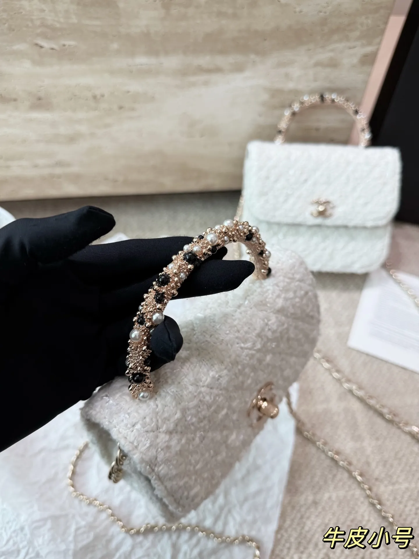 复刻版 P210 P200 chanel 香奈儿26C珍珠手柄手袋 香奈儿26C早春度假系列珍珠手柄手袋，白色粗花呢+经典菱格纹，金色双C标志超有辨识度艹。手柄点缀珍珠和黑色元素，精致又优雅，手提or晚宴包都很出彩！尺寸小巧，日常出行、搭配礼服都OK，实用又时髦，收藏控必入！ 尺寸 16 13cm 14 11cm