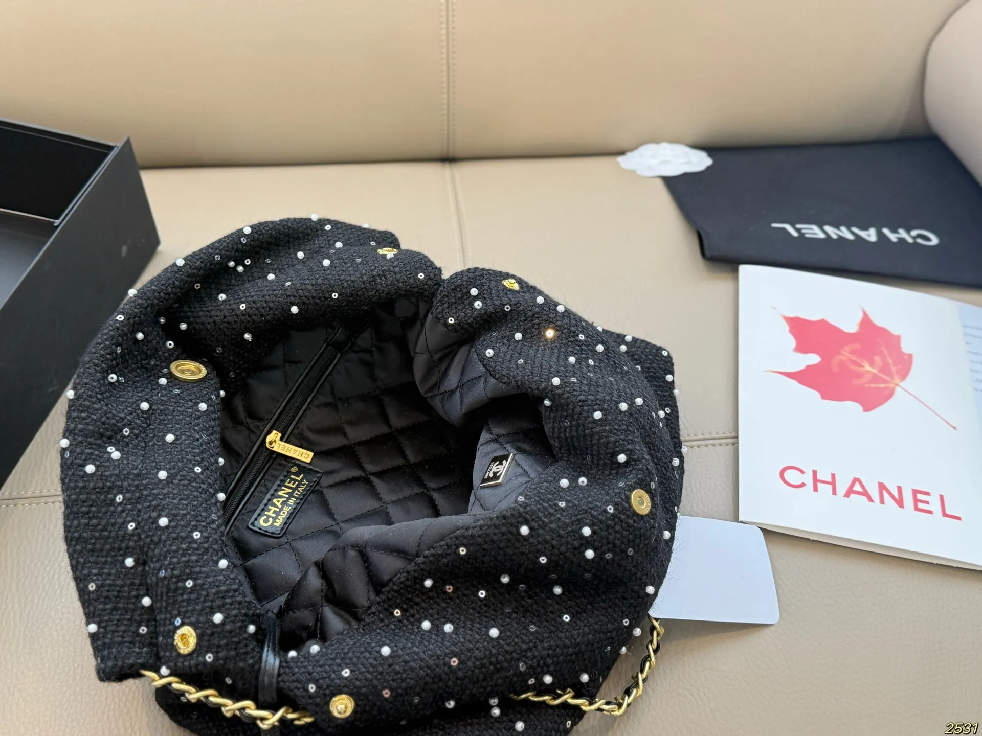 ¥170折叠盒 香奈儿金币包购物袋 Chanel22bag垃圾袋真的太美啦 高级的情冷感扑面而来 超级酷 可盐可甜 给你淡淡的清新 日常出街首选 尺寸:29 29