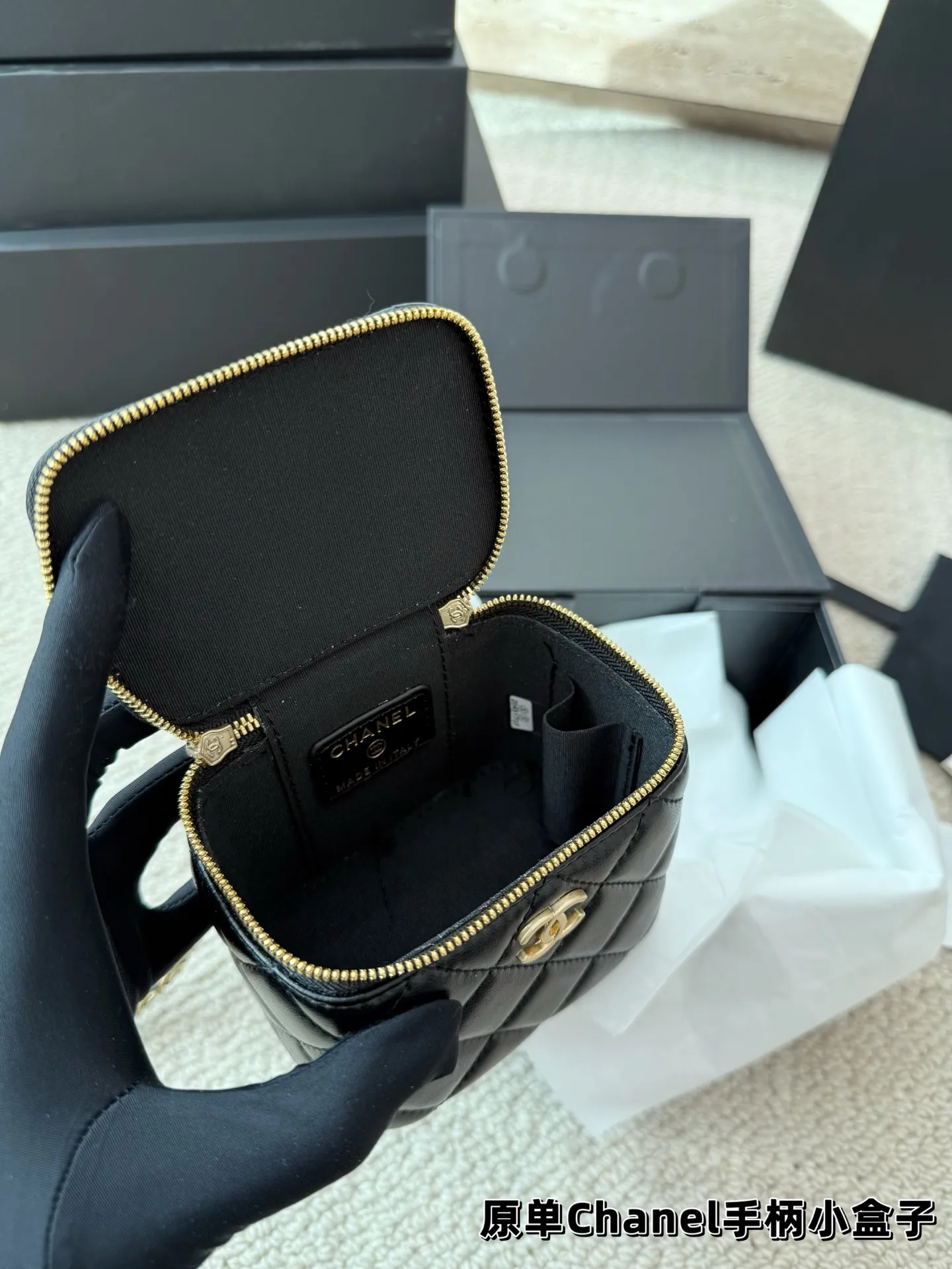 P130 礼盒🎁 size：11&times;8.5cm 可可爱爱的小mini 太可爱啦 香奈儿Chanel 新品口红包/盒子包 手提化妆小盒子 出街打开能补妆 关上能拗造型