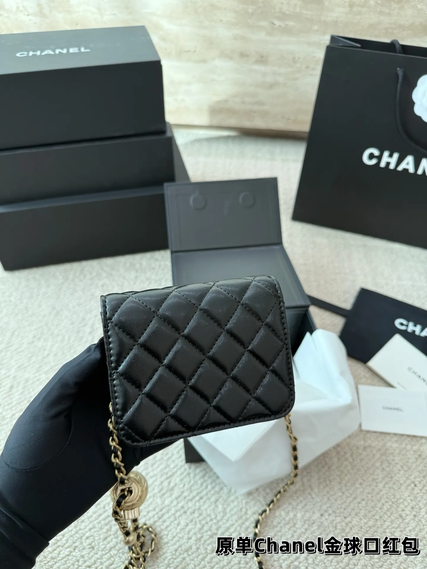 P120 礼盒🎁 香奈儿Chanel 金球口红包 当腰包𝐡𝐢𝐧时髦✔️又可当小挎包! 高级的黑金配色很有𝐕𝐢𝐧𝐭𝐚𝐠𝐞的味道〰️ 即使穿的很简洁 配上它也瞬间𝐂𝐇𝐢𝐜 爱了 爱了~ 尺寸10.12