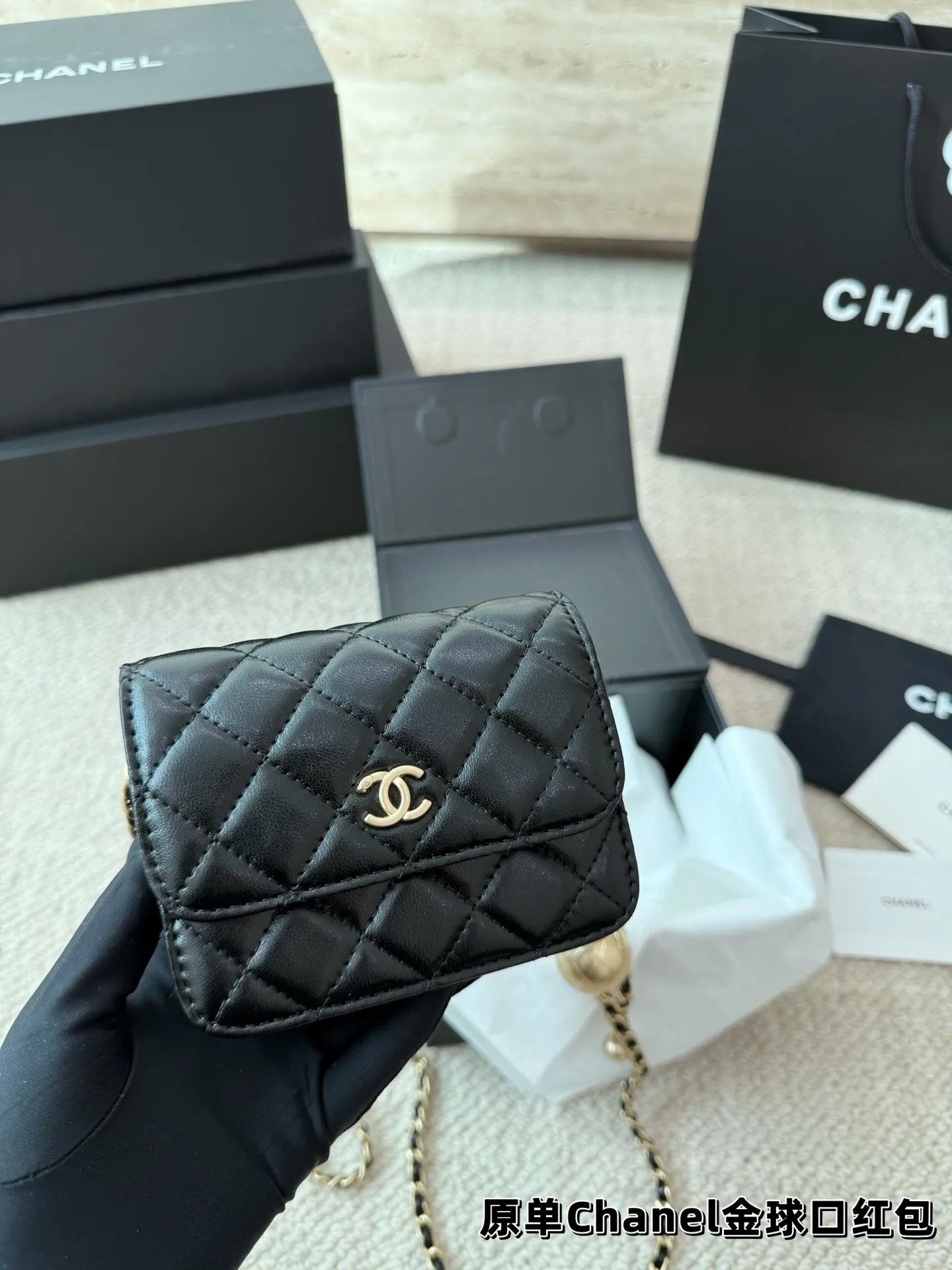 P120 礼盒🎁 香奈儿Chanel 金球口红包 当腰包𝐡𝐢𝐧时髦✔️又可当小挎包! 高级的黑金配色很有𝐕𝐢𝐧𝐭𝐚𝐠𝐞的味道〰️ 即使穿的很简洁 配上它也瞬间𝐂𝐇𝐢𝐜 爱了 爱了~ 尺寸10.12