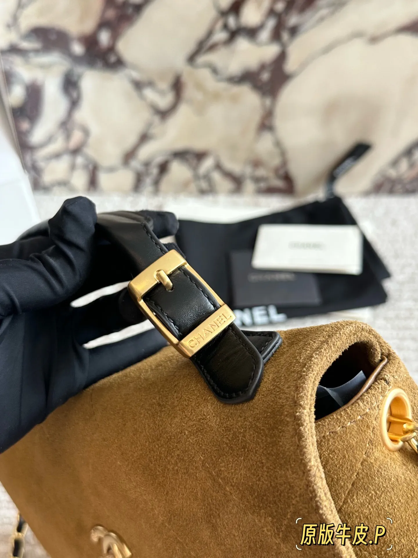 p265 原版皮 今期Chanel終於出爆款了... 剛」上新的CHANEL手工房系列中最熱度最高的應是包包了;特別是掠皮小牛皮的大包包了! 說真的今期的包包款是特別多,拼皮的話灰色是特別吸晴,CHANEL很少推出這種款色,如果是對掠皮很有興趣的小紅薯,是可以沖的!但我是長期使用主義者,這只不是我杯茶! 另外,今年推出了這個CF MINI小掛包(是屬於小皮具);埏 有趣的,手工亦很精美,有DOUBLE FLAP, HAHA;28*17