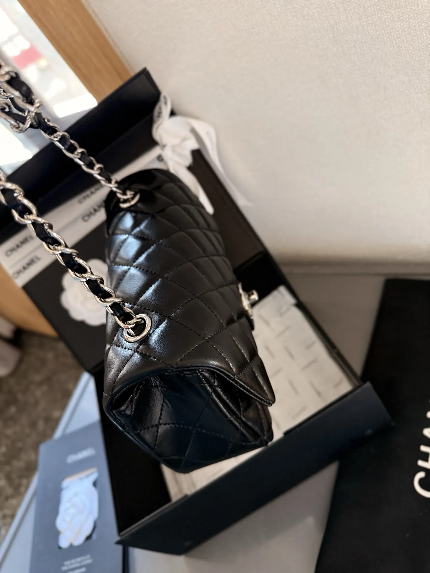p150 折叠礼盒包装 Chanel 小香大mini cf 香奈儿/Chanel。菱格方胖子 夏季爆款 经典方胖子链条包 优质羊皮纹 手感超级好 原版五金 超级大牌 以华丽高贵的外形成为当下最炙手可热之作💋人手必备,明星热捧,精匠之作。尺寸 20cm