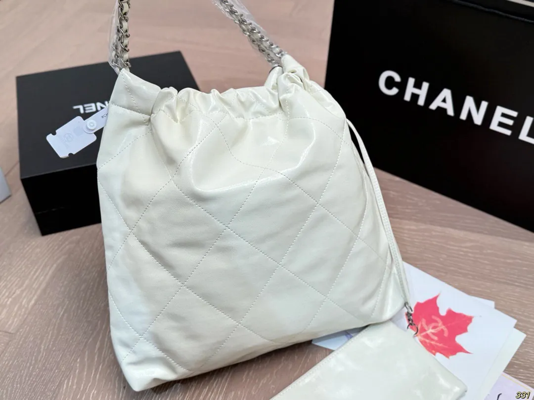 ¥180全套飞机盒包装 油蜡皮香奈儿金币包购物袋 Chanel22bag垃圾袋真的太美啦 高级的情冷感扑面而来 超级酷 可盐可甜 给你淡淡的清新 日常出街首选 尺寸:39 42