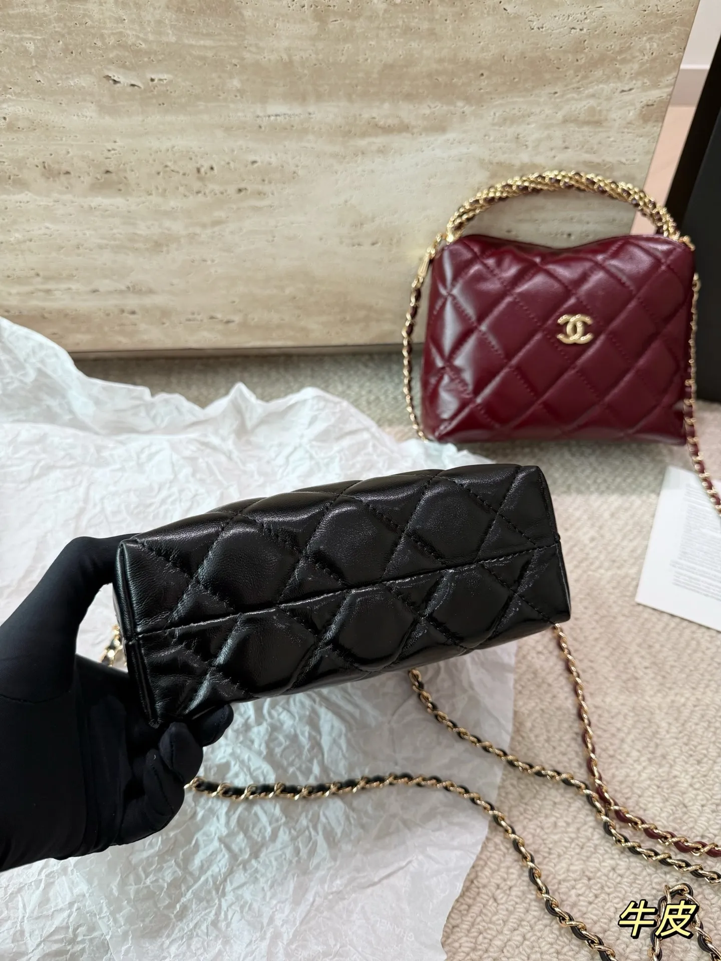 复刻版 P215 chanel 香奈儿 24𝘽 饭盒包 新品真的有驚喜24A最強黑馬马 way手柄飯盒包，可放大手機!實物愛🤩不釋手，全包荔枝皮加金屬耐用之餘有巨大大容量😎!鏈條還可拆卸哦!明明很完美 。容量也超赞，手柄的复古香奈儿刻更是爱了，真的不需要盯着那些爆款，这一季超喜欢💕 尺寸: 18-6-13cm