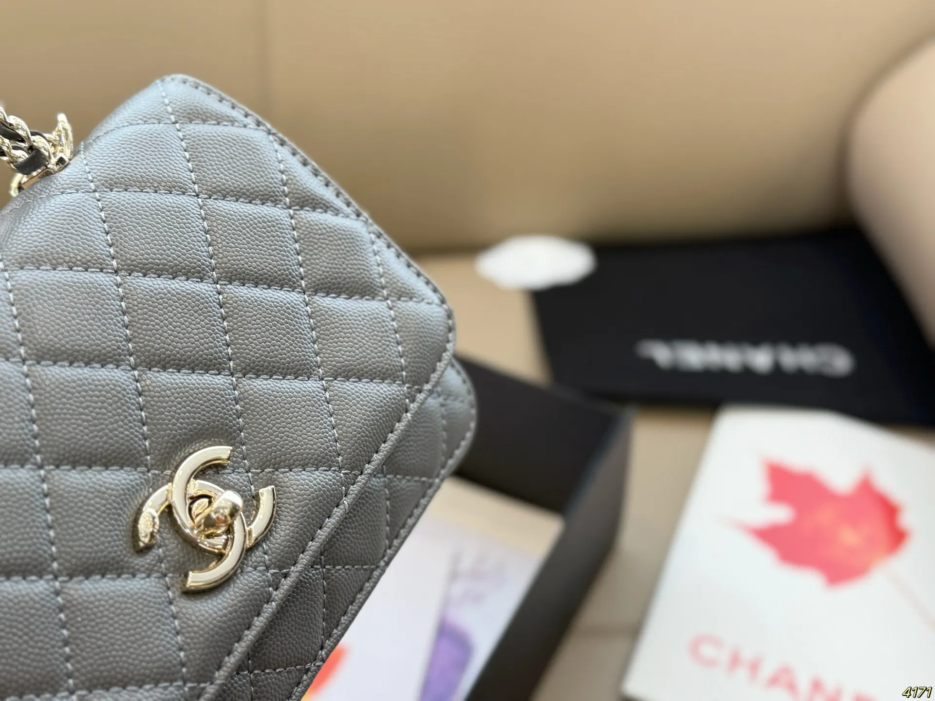 ¥135 香奈儿Chanelwoc 限量版手柄发财包 好看不止是一点,具备优雅的高级气质 第一眼看到就深深爱上。 颜值不必说 直接闭眼入不会错 尺寸19 12