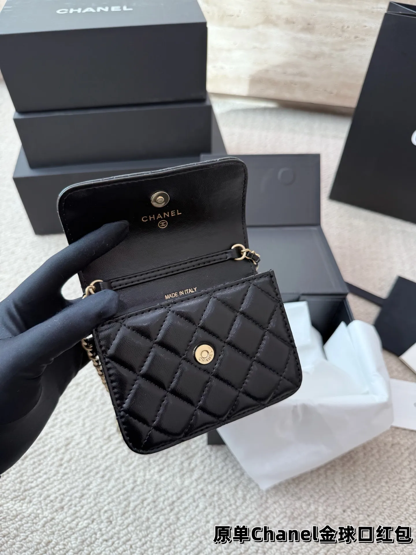 P120 礼盒🎁 香奈儿Chanel 金球口红包 当腰包𝐡𝐢𝐧时髦✔️又可当小挎包！ 高级的黑金配色很有𝐕𝐢𝐧𝐭𝐚𝐠𝐞的味道〰️ 即使穿的很简洁 配上它也瞬间𝐂𝐇𝐢𝐜 爱了 爱了~ 尺寸10.12