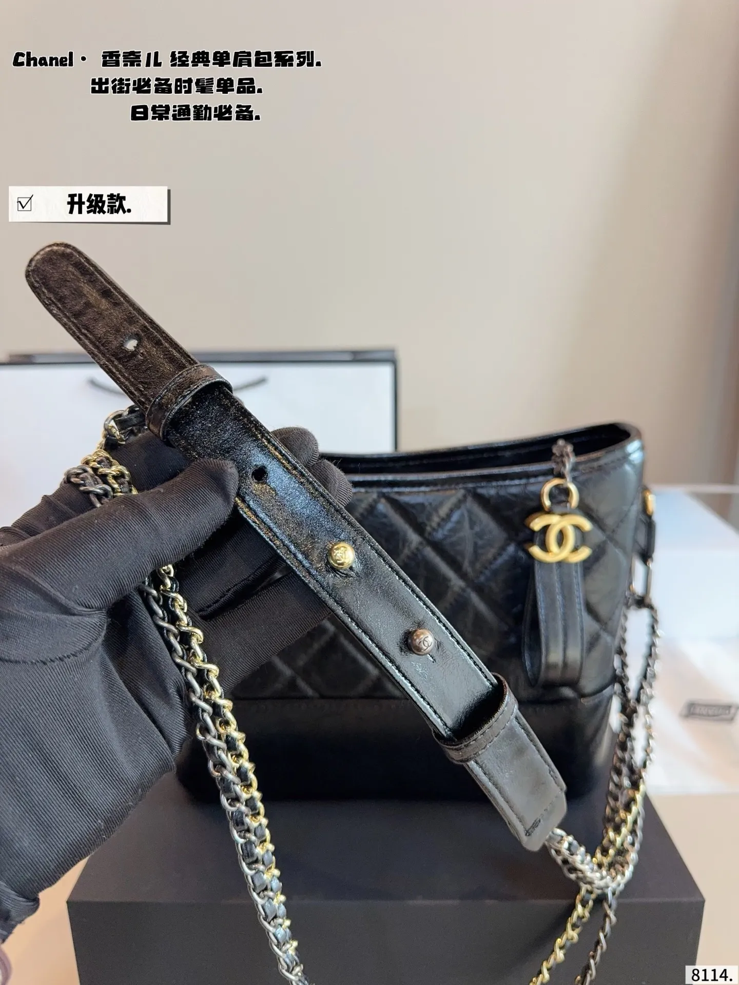 p200配礼盒🎁. Chanel香奈儿流浪包~流浪包推出以来一路门到现在,真的难买!实物比我拍的照片更好看啊!! ! 哭了,配色不但上镜,还耐看可,不然分分钟爱到怀疑人生,西装可以分两根肩带斜背,穿衬衫搭裙子的时候单肩背,穿什么都百搭怎么背都好看 尺寸:24*6*18cm