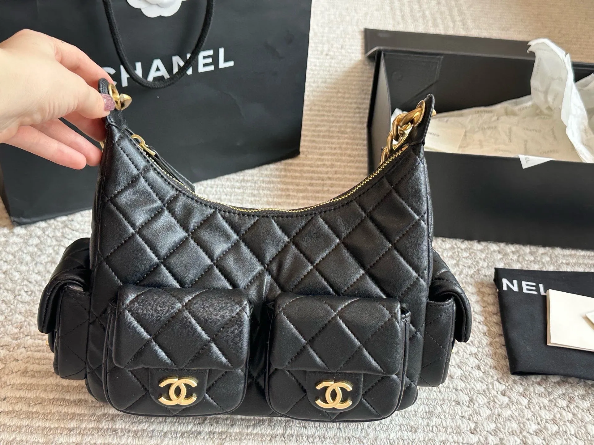 💰230 配盒 size:24 15cm 香奈儿中古保龄球包 这个保龄球包真的太香了~ 近期很有人气的一只vintage Chanel 保龄球包。 版型不容易过时,拎在手中很时髦。