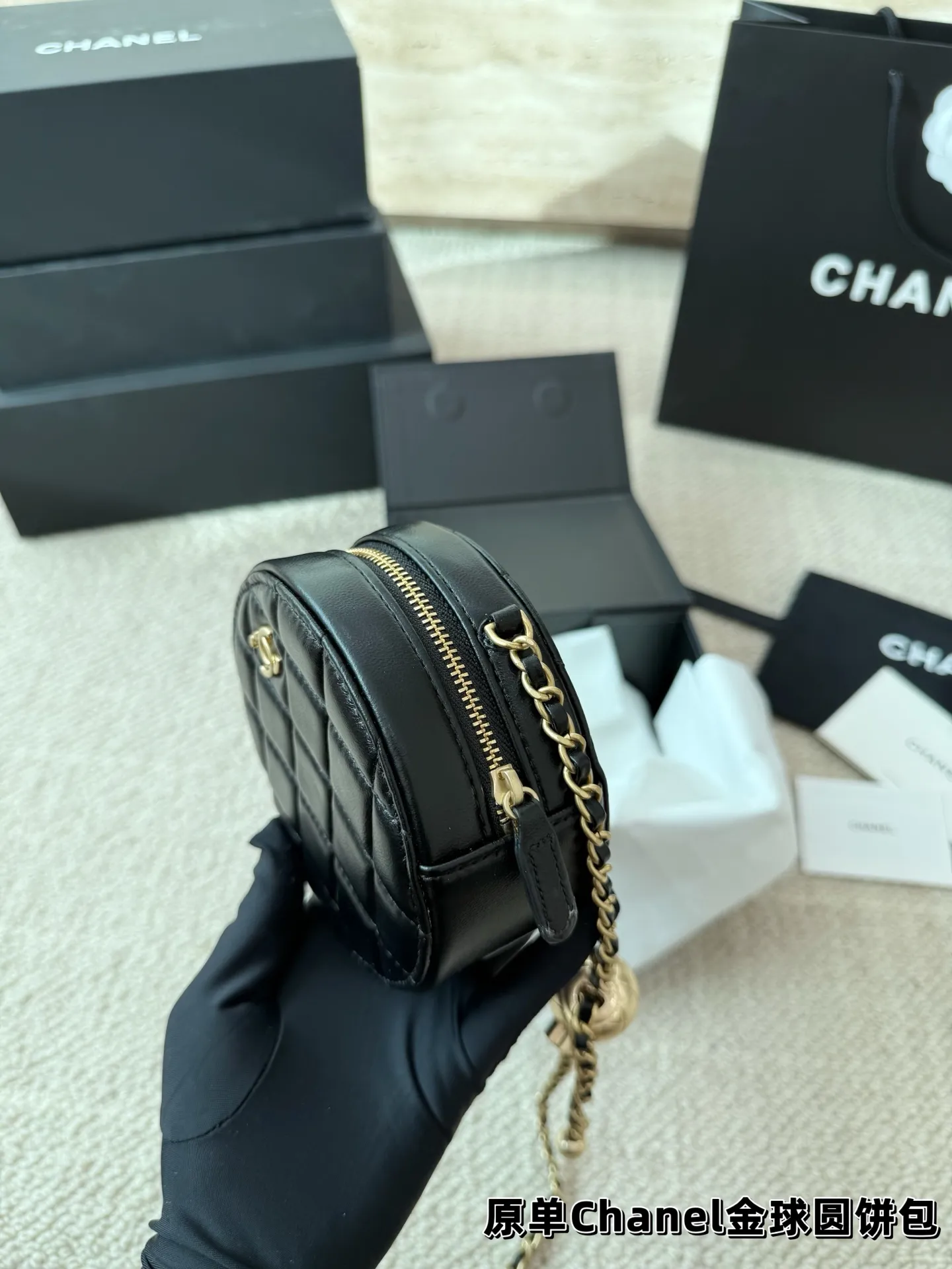P145 礼盒🎁 香奈儿 Chanel 金球小圆饼包 今天给大家介绍的是小香家的新款金 球圆饼包包,因为起仙女版的造型,结合了香奈儿 家所有的经典元素,又多了一份精致可爱,所以也 导致了很多香粉被深深种草,不能自拔,来看看这款如此火爆包包的逆天颜值吧! 尺寸12.12
