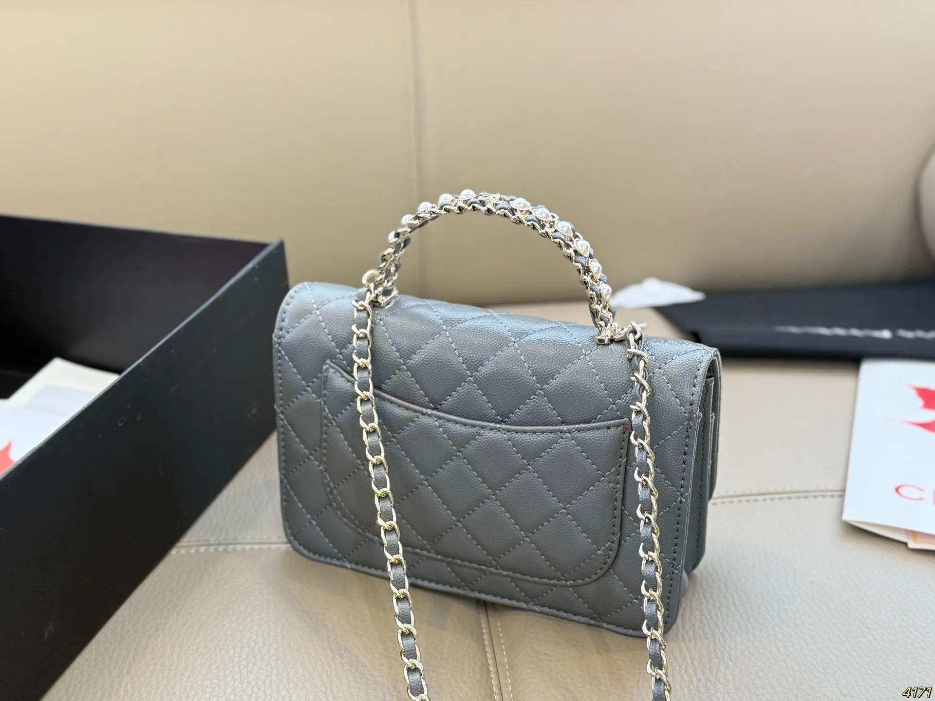 &yen;135 香奈儿Chanelwoc 限量版手柄发财包 好看不止是一点，具备优雅的高级气质 第一眼看到就深深爱上。 颜值不必说 直接闭眼入不会错 尺寸19 12