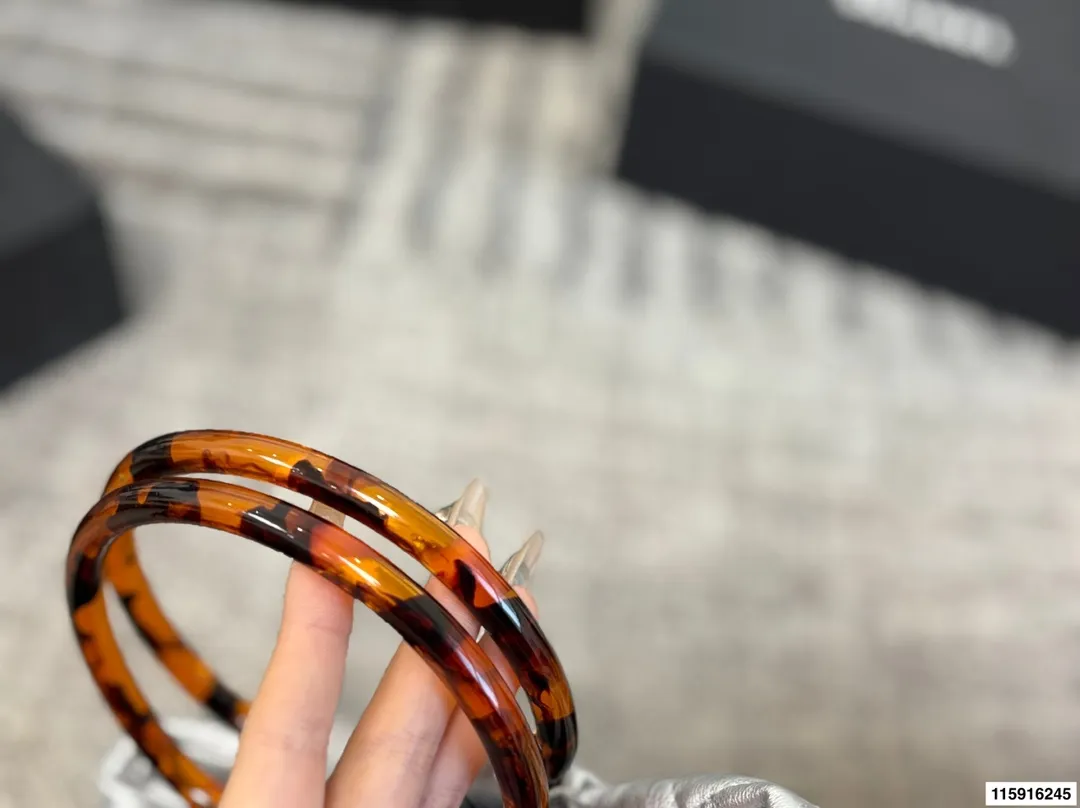 p145 配折叠盒 Chanel 26C玳瑁手柄福袋包 Chanel 26C早春系列福袋包,黑色麂皮+玳瑁色手柄,复古优雅感满满十。经典菱格纹缝线+双CLogo,细节超精致,手机小物轻松收纳,麂皮柔软,秋冬搭配超有氛围感 。玳瑁手柄光泽感强,手提或复古风都很出彩,实用又时髦,是热门单品! 尺寸 30.20