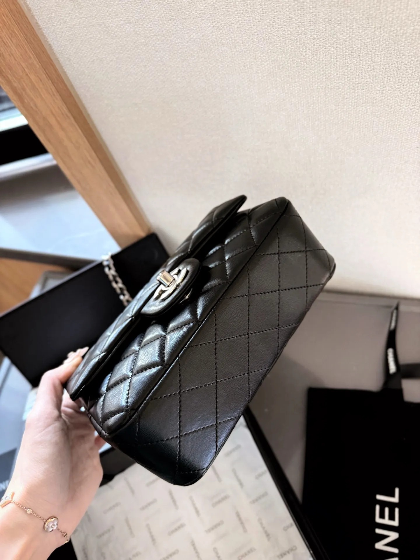 p150 折叠礼盒包装 Chanel 小香大mini cf 香奈儿/Chanel。菱格方胖子 夏季爆款 经典方胖子链条包 优质羊皮纹 手感超级好 原版五金 超级大牌 以华丽高贵的外形成为当下最炙手可热之作💋人手必备,明星热捧,精匠之作。尺寸 20cm