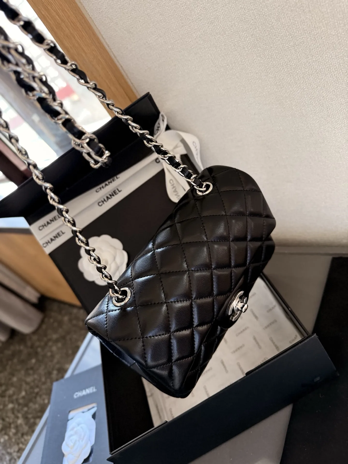 p150 折叠礼盒包装 Chanel 小香大mini cf 香奈儿/Chanel。菱格方胖子 夏季爆款 经典方胖子链条包 优质羊皮纹 手感超级好 原版五金 超级大牌 以华丽高贵的外形成为当下最炙手可热之作💋人手必备,明星热捧,精匠之作。尺寸 20cm