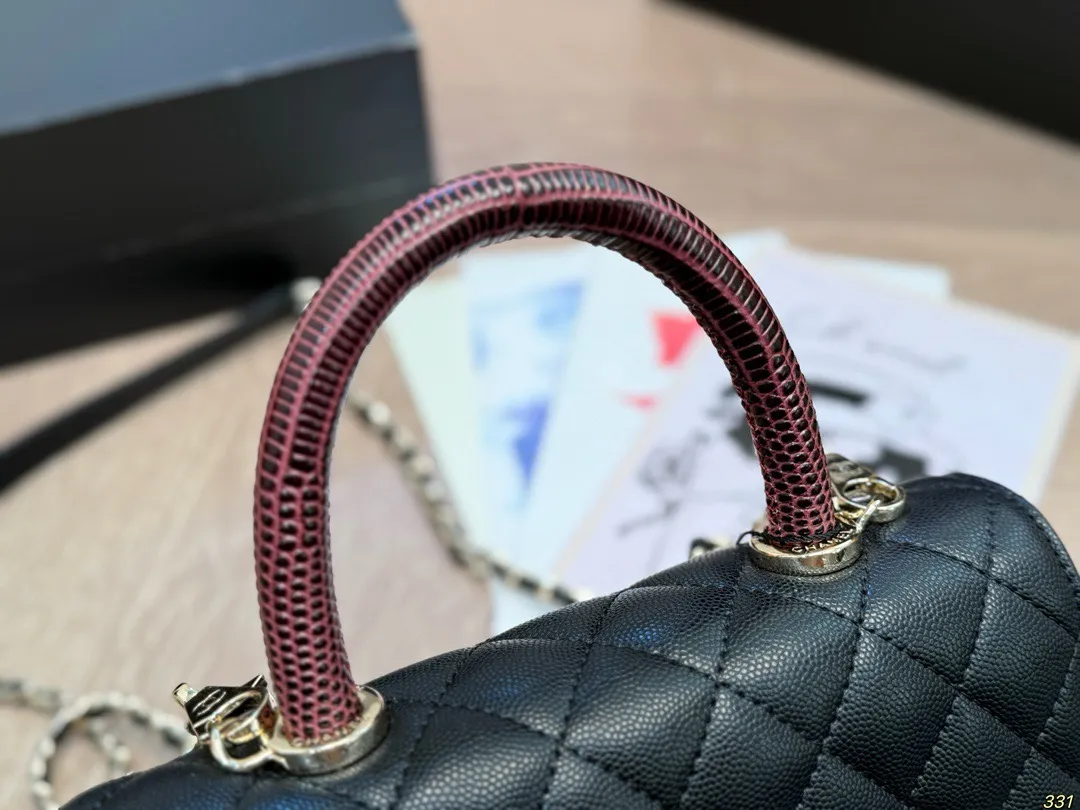 ¥190全套飞机盒包装 香奈儿Chanel 专柜不见踪影Coco Handle 究竟怎么样? 如果你的衣帽间中还没有-款小香包包,但是又不知道入哪款不亏,那今天帮你解决这个难题高颜值,实 用百搭,通勤你都可以同时拥有,Coco Handle 可以说是chanle必入款! 这款憨豆包是CF的经典重现,菱格、双C Logo、皮穿链,都在致敬经典,而手柄却是让人最爱的地方@@极具美感的半圆手柄,穿皮链条可以随时拆卸,这款包型 小号22 14 cm 寸适中,各种身高的女性都适合,大号偏大,个子高的女生驾驭很有气场。可以放日常出行的大部分必需品,里面还有一个隔层,装手机,卡包,粉饼,口红,纸巾和钥匙等是比较容易的