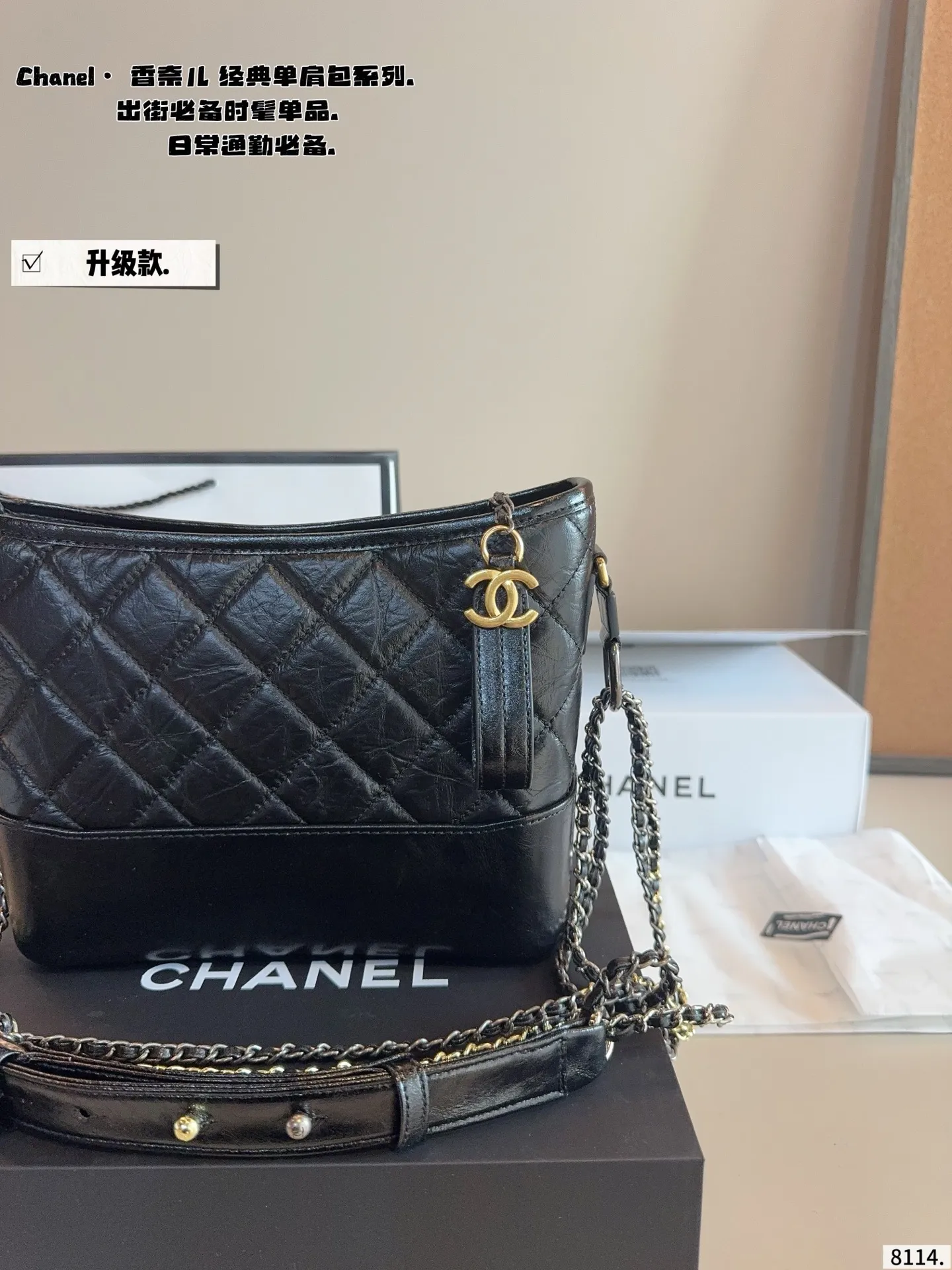 p200配礼盒🎁. Chanel香奈儿流浪包～流浪包推出以来一路门到现在，真的难买！实物比我拍的照片更好看啊！！ ! 哭了，配色不但上镜，还耐看可，不然分分钟爱到怀疑人生，西装可以分两根肩带斜背，穿衬衫搭裙子的时候单肩背，穿什么都百搭怎么背都好看 尺寸：24*6*18cm