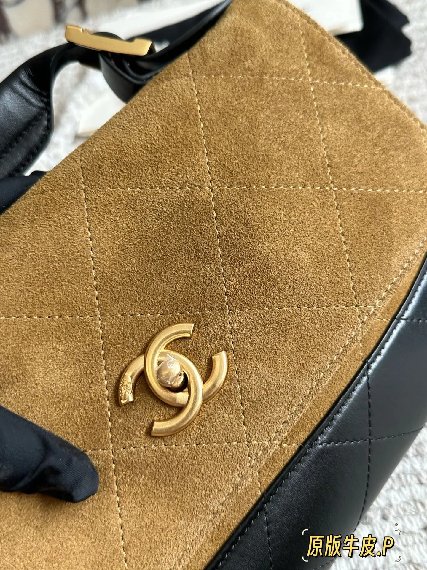 p265 原版皮 今期Chanel終於出爆款了... 剛」上新的CHANEL手工房系列中最熱度最高的應是包包了;特別是掠皮小牛皮的大包包了! 說真的今期的包包款是特別多,拼皮的話灰色是特別吸晴,CHANEL很少推出這種款色,如果是對掠皮很有興趣的小紅薯,是可以沖的!但我是長期使用主義者,這只不是我杯茶! 另外,今年推出了這個CF MINI小掛包(是屬於小皮具);埏 有趣的,手工亦很精美,有DOUBLE FLAP, HAHA;28*17