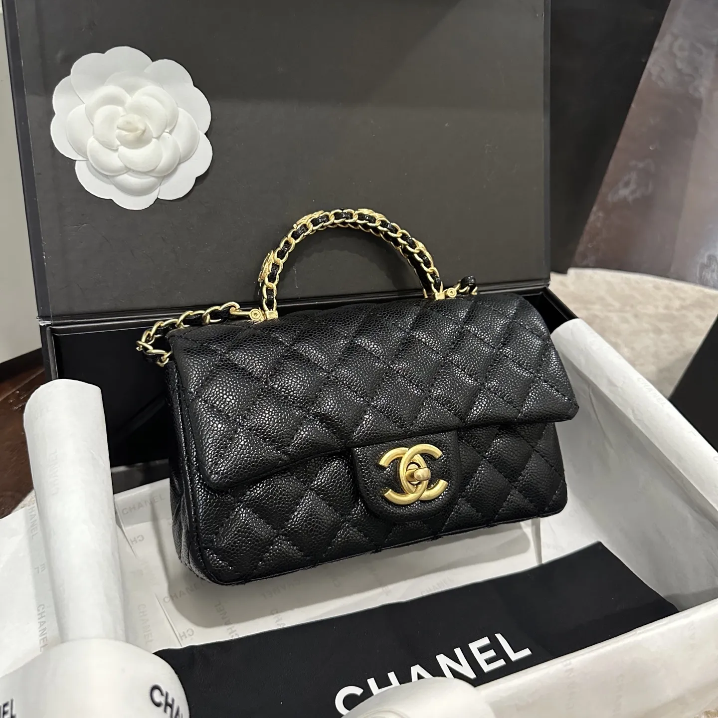 p140 折叠礼盒包装 Chanel 香奈儿大mini手柄太难了!!!香奈儿Chanel 25手柄 cf mini最近热度很高 cm super难买尺寸觉得cfmini太普通的一定要看看这个款手柄太闪了blingbling的公主包 尺寸 20cm