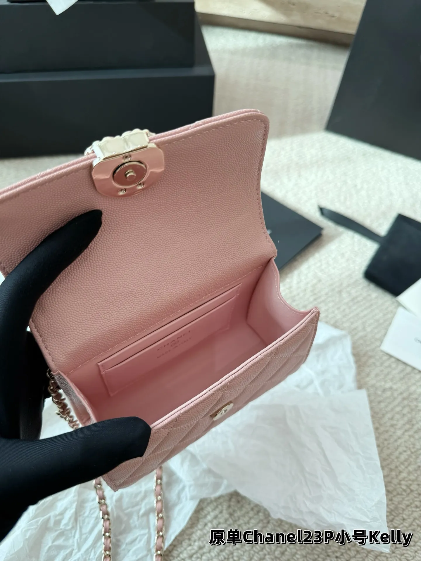 P155 鱼子酱 香奈儿chanel kelly 手柄链条包 手柄精致,皮质是耐用的荔枝牛皮 白色很美很美 黑色很经典很经典 手柄可拎、单肩可背、斜挎可背 礼盒包装🎁 尺寸13.14