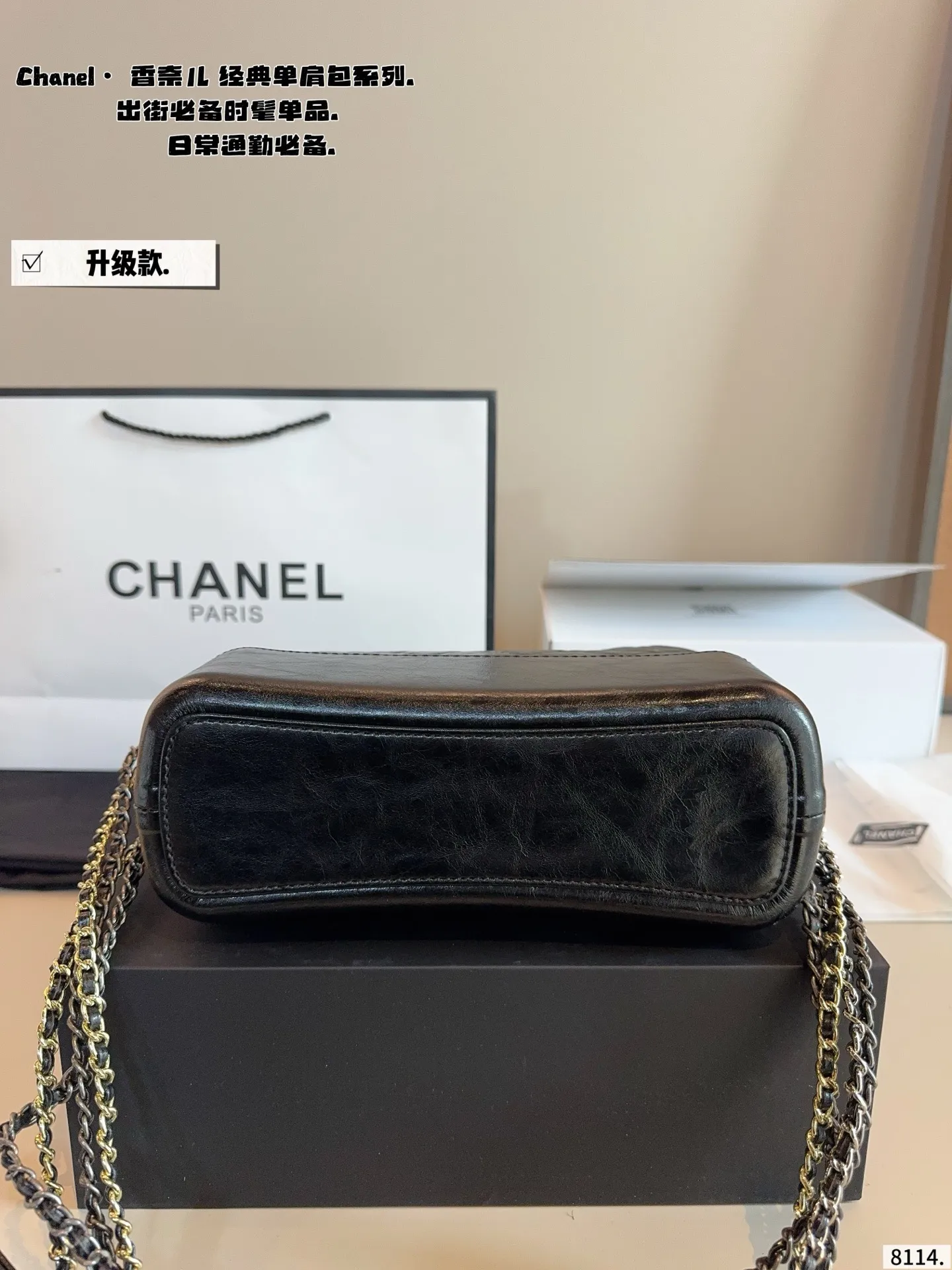 p200配礼盒🎁. Chanel香奈儿流浪包～流浪包推出以来一路门到现在，真的难买！实物比我拍的照片更好看啊！！ ! 哭了，配色不但上镜，还耐看可，不然分分钟爱到怀疑人生，西装可以分两根肩带斜背，穿衬衫搭裙子的时候单肩背，穿什么都百搭怎么背都好看 尺寸：24*6*18cm