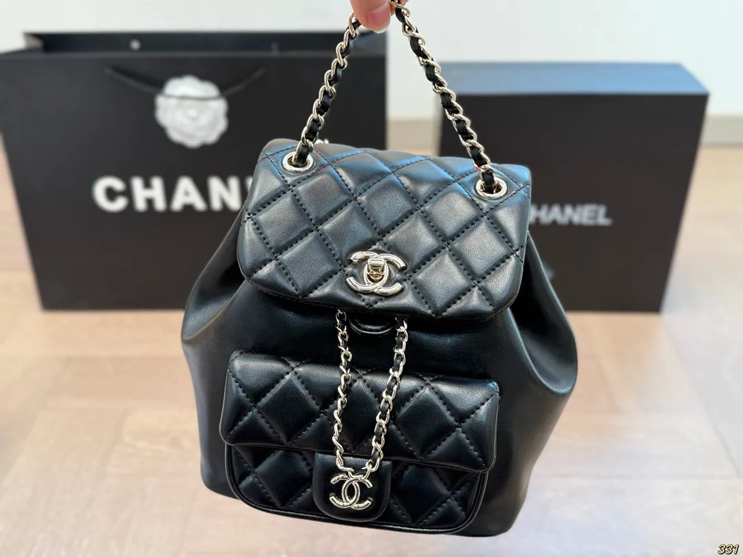 &yen;190全套飞机盒包装 香奈儿 Chanel双肩包 拿到手里才能感觉到它的魅力 经典百搭 优雅大气 时尚休闲 上身绝美 这份质感 小仙女们值得拥有 尺寸：17 18
