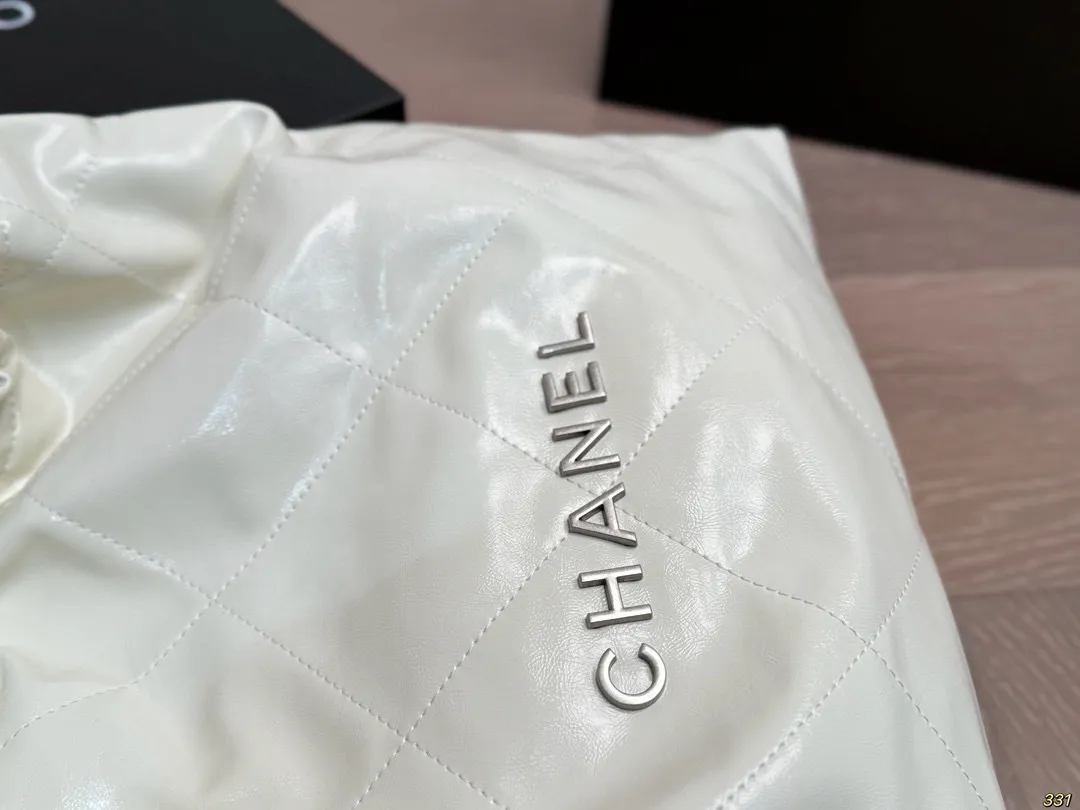 ¥180全套飞机盒包装 油蜡皮香奈儿金币包购物袋 Chanel22bag垃圾袋真的太美啦 高级的情冷感扑面而来 超级酷 可盐可甜 给你淡淡的清新 日常出街首选 尺寸:39 42