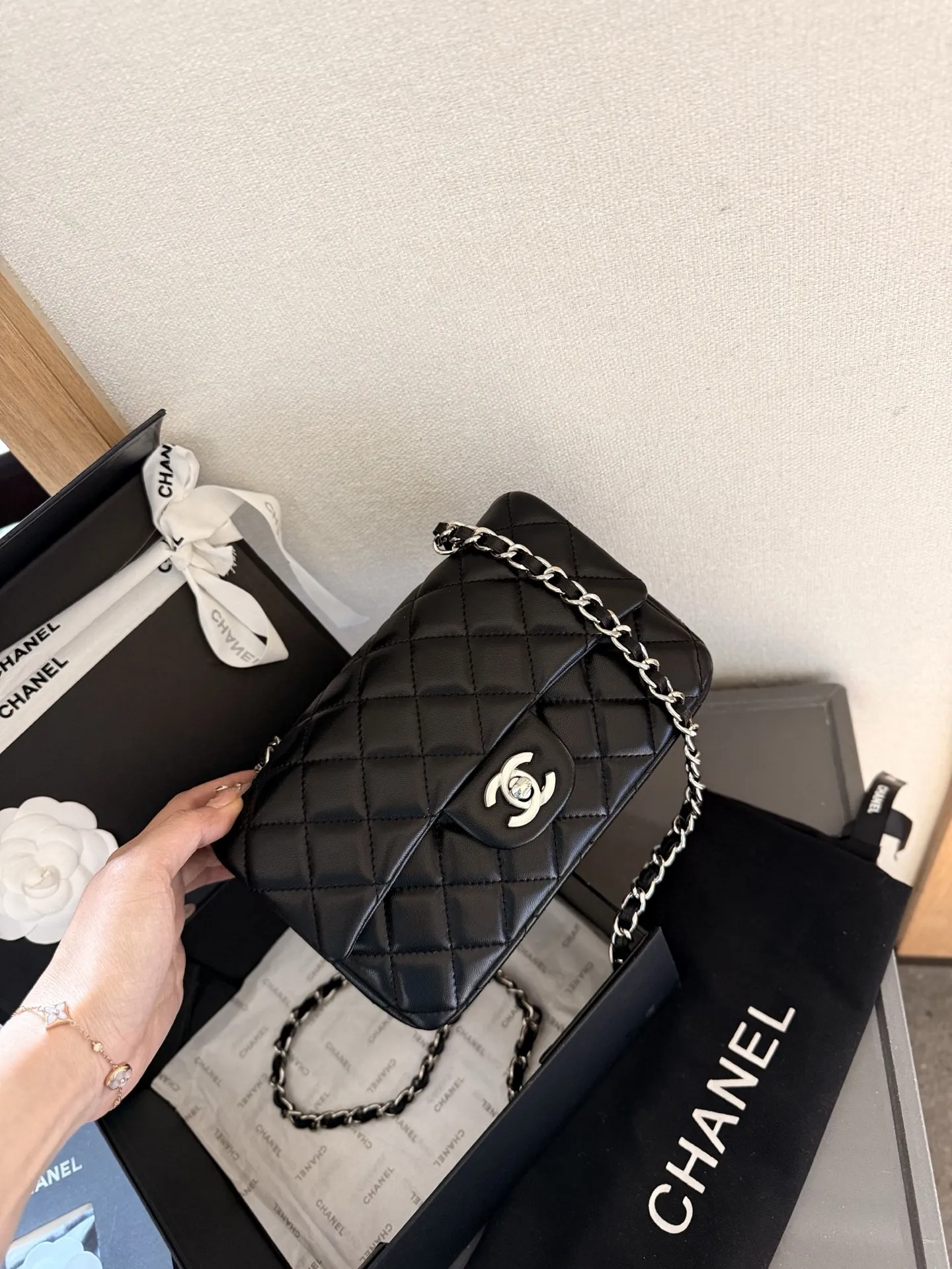 p150 折叠礼盒包装 Chanel 小香大mini cf 香奈儿/Chanel。菱格方胖子 夏季爆款 经典方胖子链条包 优质羊皮纹 手感超级好 原版五金 超级大牌 以华丽高贵的外形成为当下最炙手可热之作💋人手必备,明星热捧,精匠之作。尺寸 20cm