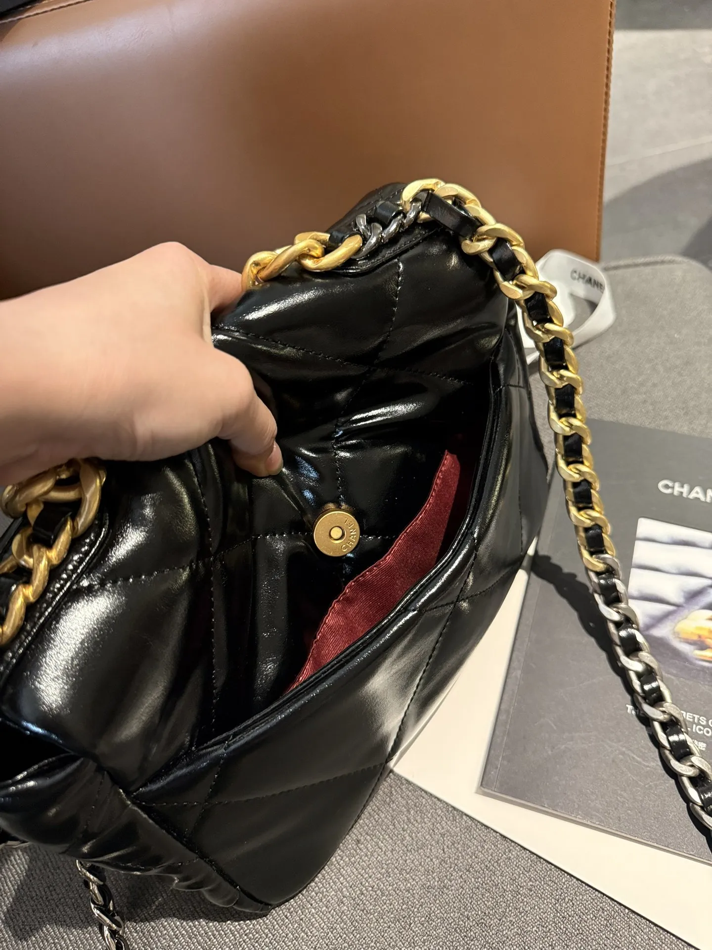 油蜡牛皮p160 折叠礼盒包装 原单专柜品质 Chanel 19 最近好多明星都在背Chanel 19 这款包是由老佛爷Karl Lagerfeld和Chanel现任创意总监Virginie Viard共同创作完成的！所以整体造型延续了经典的元素，又多了些特别的小设计。周迅、刘雯、欧阳娜娜、宋茜、娜扎最近都背了这款19。这款全新推出的#香奈儿19手袋#大家爱吗f？尺寸26cm