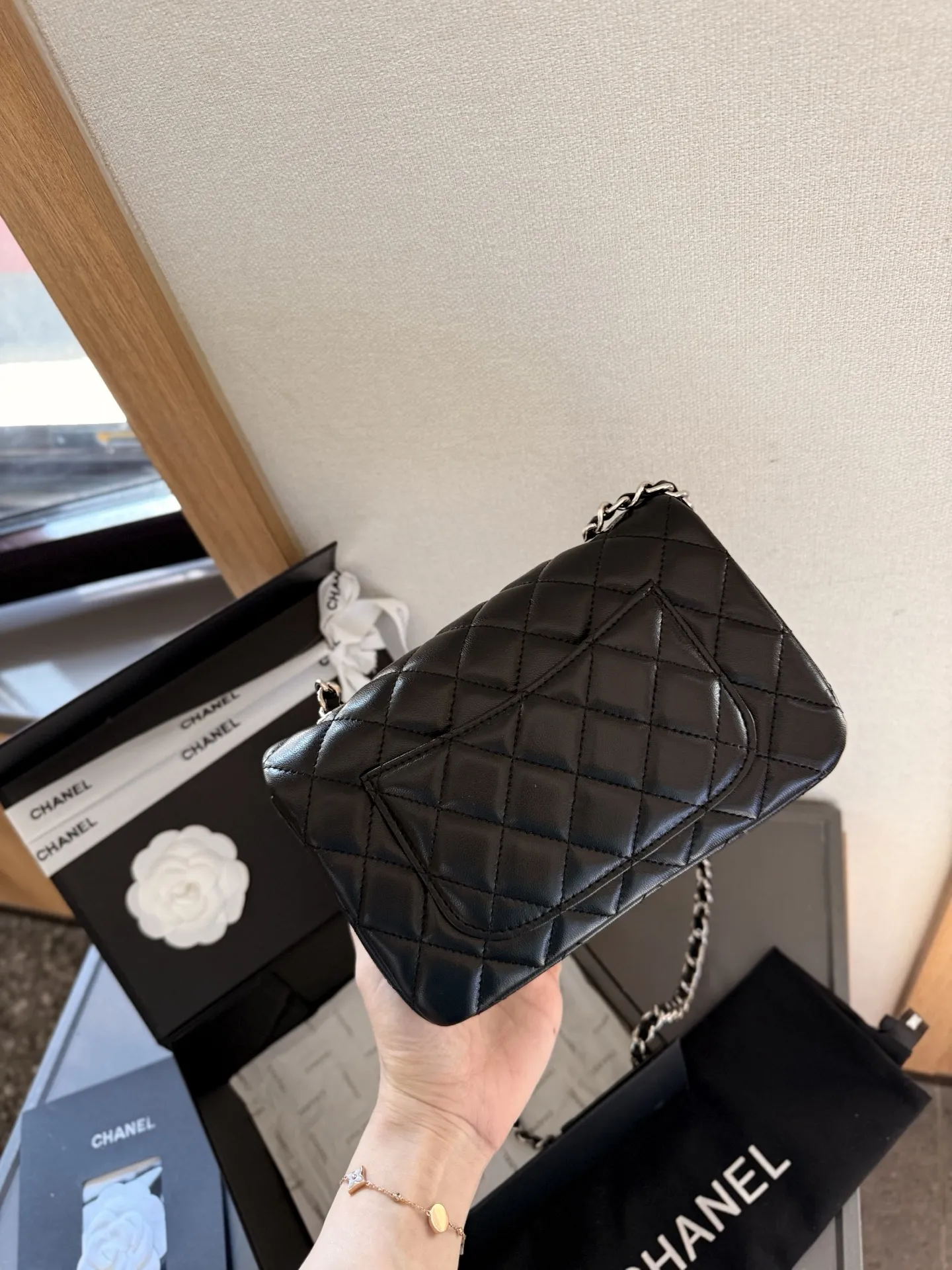 p150 折叠礼盒包装 Chanel 小香大mini cf 香奈儿/Chanel。菱格方胖子 夏季爆款 经典方胖子链条包 优质羊皮纹 手感超级好 原版五金 超级大牌 以华丽高贵的外形成为当下最炙手可热之作💋人手必备，明星热捧，精匠之作。尺寸 20cm