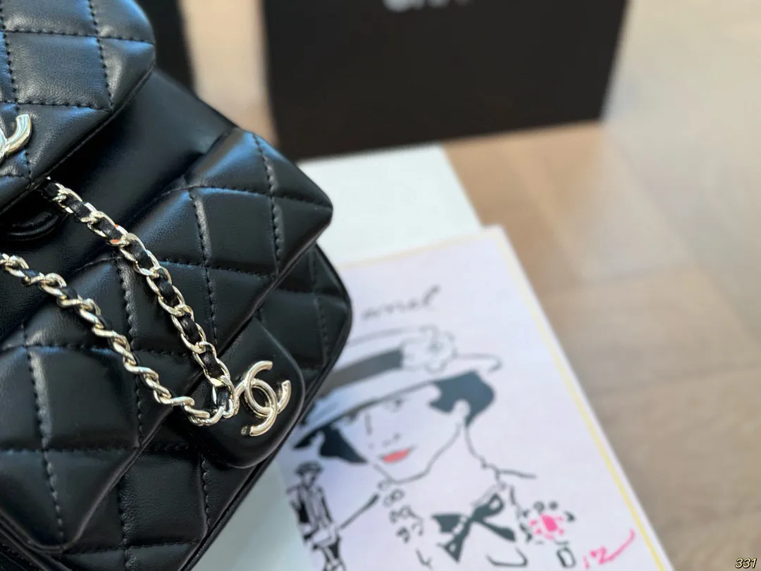 &yen;190全套飞机盒包装 香奈儿 Chanel双肩包 拿到手里才能感觉到它的魅力 经典百搭 优雅大气 时尚休闲 上身绝美 这份质感 小仙女们值得拥有 尺寸：17 18