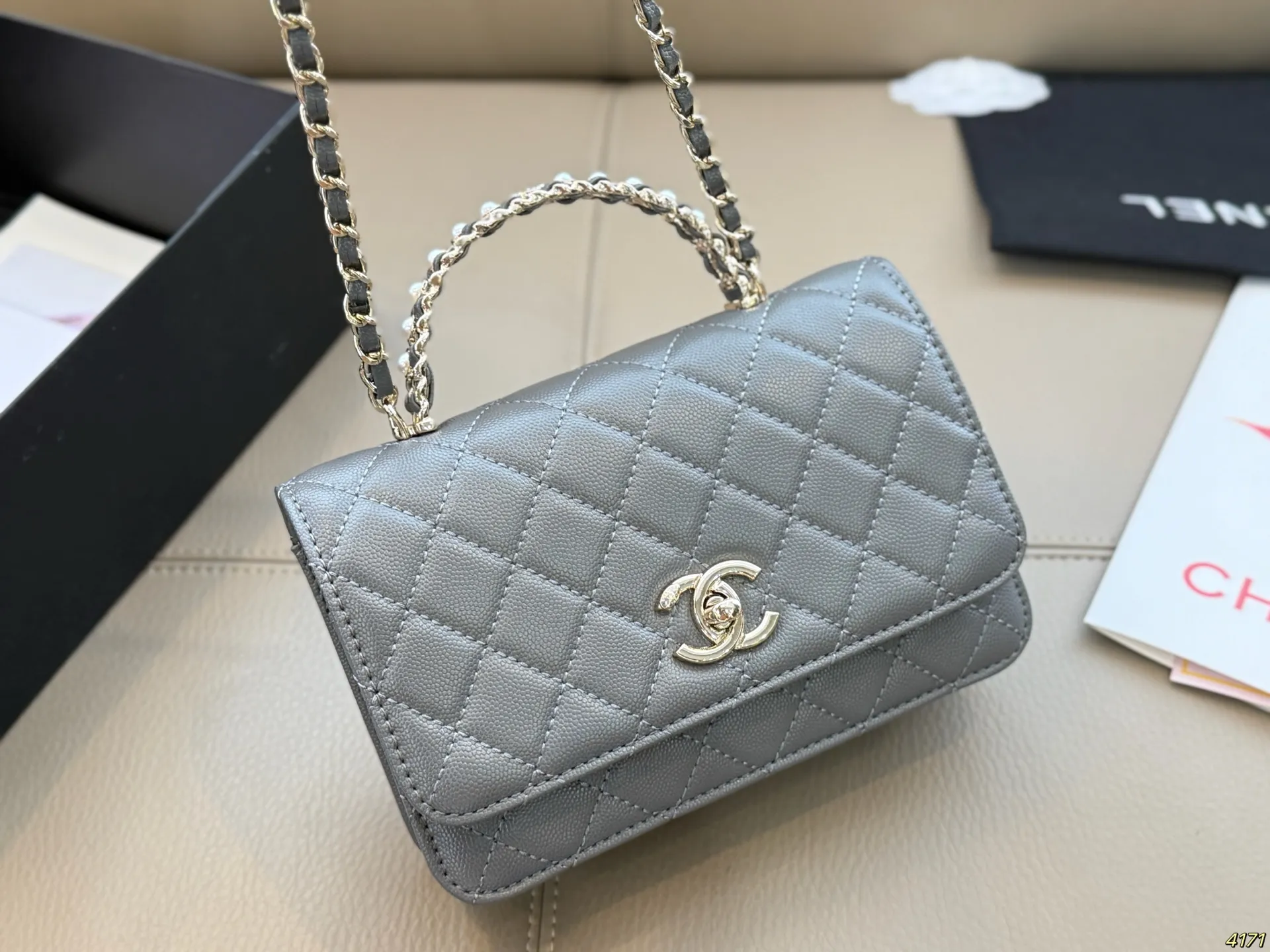 ¥135 香奈儿Chanelwoc 限量版手柄发财包 好看不止是一点,具备优雅的高级气质 第一眼看到就深深爱上。 颜值不必说 直接闭眼入不会错 尺寸19 12