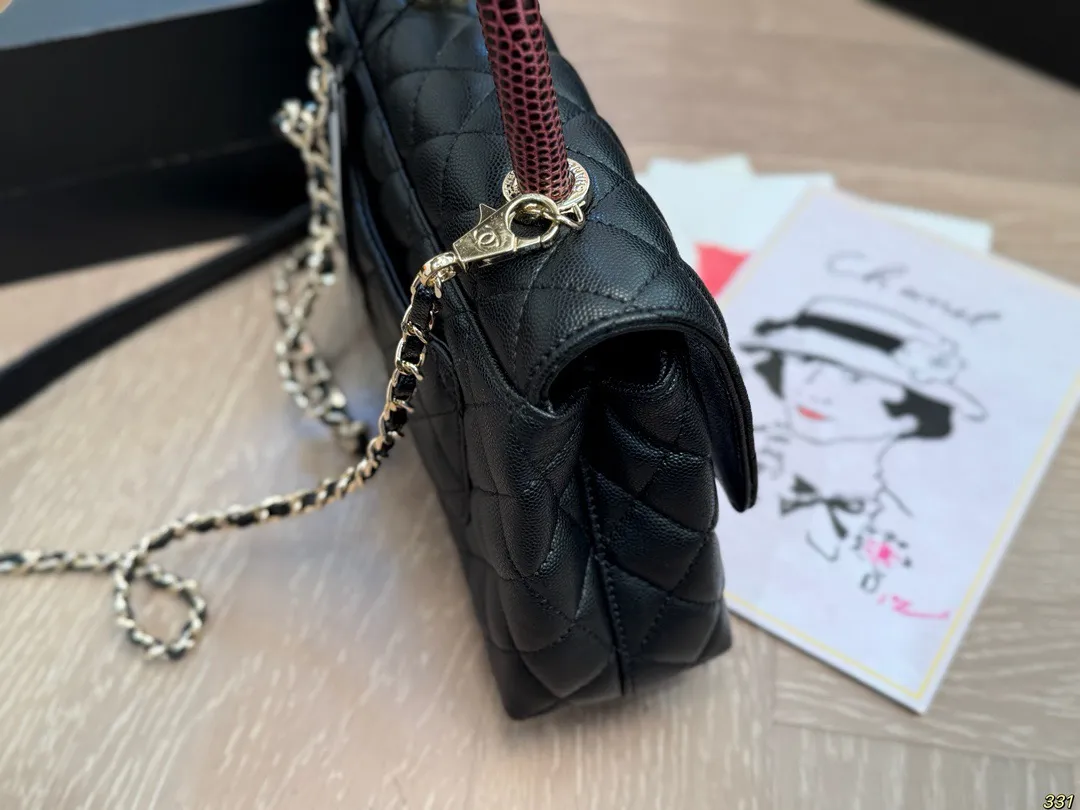 &yen;190全套飞机盒包装 香奈儿Chanel 专柜不见踪影Coco Handle 究竟怎么样? 如果你的衣帽间中还没有-款小香包包，但是又不知道入哪款不亏，那今天帮你解决这个难题高颜值，实 用百搭，通勤你都可以同时拥有，Coco Handle 可以说是chanle必入款! 这款憨豆包是CF的经典重现，菱格、双C Logo、皮穿链，都在致敬经典，而手柄却是让人最爱的地方@@极具美感的半圆手柄，穿皮链条可以随时拆卸，这款包型 小号22 14 cm 寸适中，各种身高的女性都适合，大号偏大，个子高的女生驾驭很有气场。可以放日常出行的大部分必需品，里面还有一个隔层,装手机，卡包，粉饼，口红，纸巾和钥匙等是比较容易的