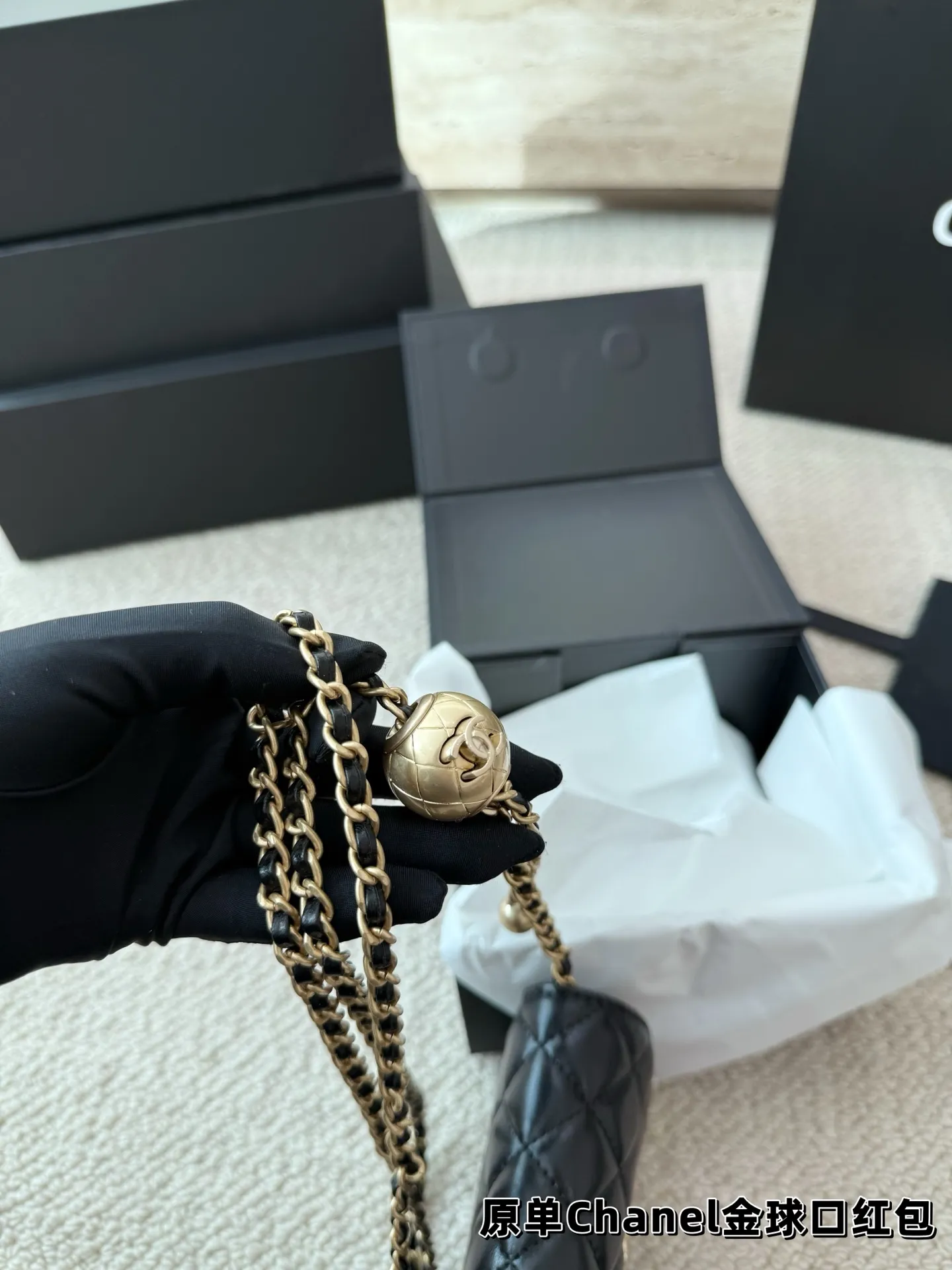 P120 礼盒🎁 香奈儿Chanel 金球口红包 当腰包𝐡𝐢𝐧时髦✔️又可当小挎包！ 高级的黑金配色很有𝐕𝐢𝐧𝐭𝐚𝐠𝐞的味道〰️ 即使穿的很简洁 配上它也瞬间𝐂𝐇𝐢𝐜 爱了 爱了~ 尺寸10.12