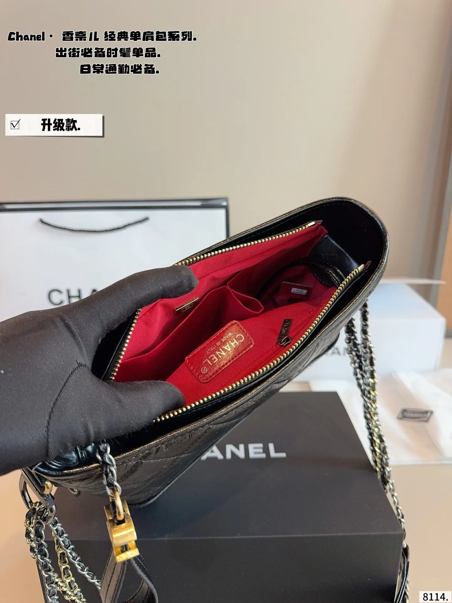 p200配礼盒🎁. Chanel香奈儿流浪包～流浪包推出以来一路门到现在，真的难买！实物比我拍的照片更好看啊！！ ! 哭了，配色不但上镜，还耐看可，不然分分钟爱到怀疑人生，西装可以分两根肩带斜背，穿衬衫搭裙子的时候单肩背，穿什么都百搭怎么背都好看 尺寸：24*6*18cm