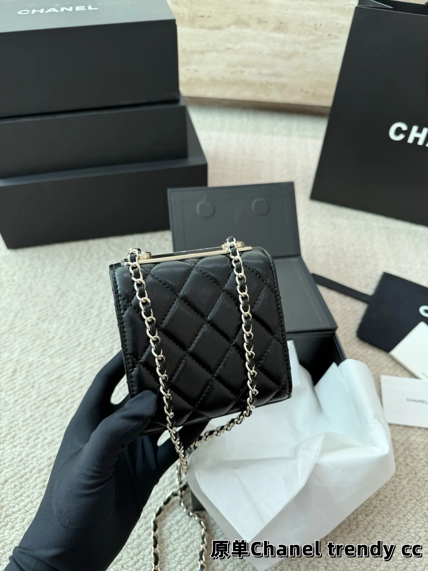 P140 礼盒🎁 香奈儿Chanel trendy cc 时髦✔️又可当小挎包！ 高级的黑金配色很有𝐕𝐢𝐧𝐭𝐚𝐠𝐞的味道〰️ 即使穿的很简洁 配上它也瞬间𝐂𝐇𝐢𝐜 爱了 爱了~ 尺寸11.11
