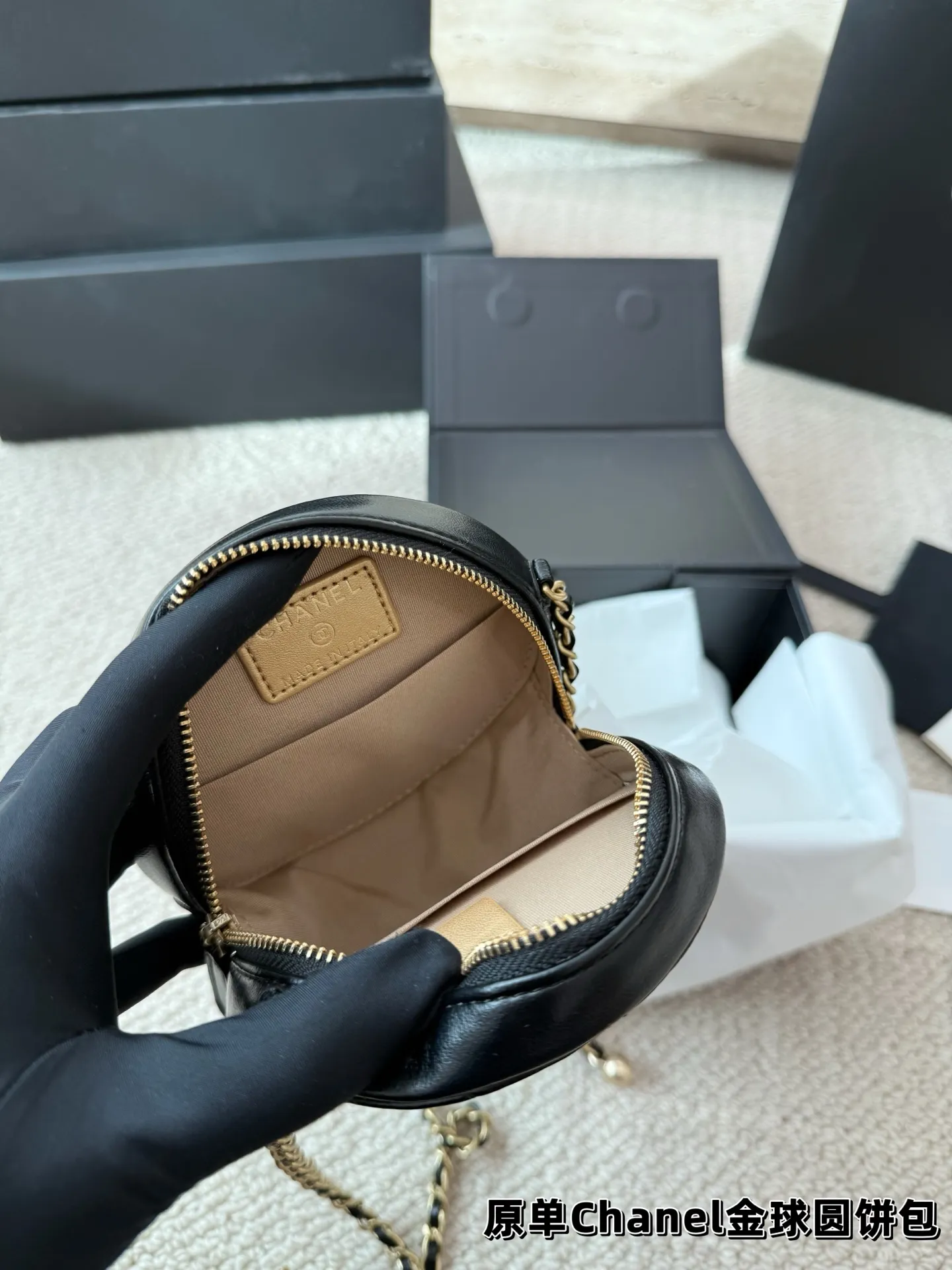 P145 礼盒🎁 香奈儿 Chanel 金球小圆饼包 今天给大家介绍的是小香家的新款金 球圆饼包包，因为起仙女版的造型，结合了香奈儿 家所有的经典元素，又多了一份精致可爱，所以也 导致了很多香粉被深深种草，不能自拔，来看看这款如此火爆包包的逆天颜值吧！ 尺寸12.12