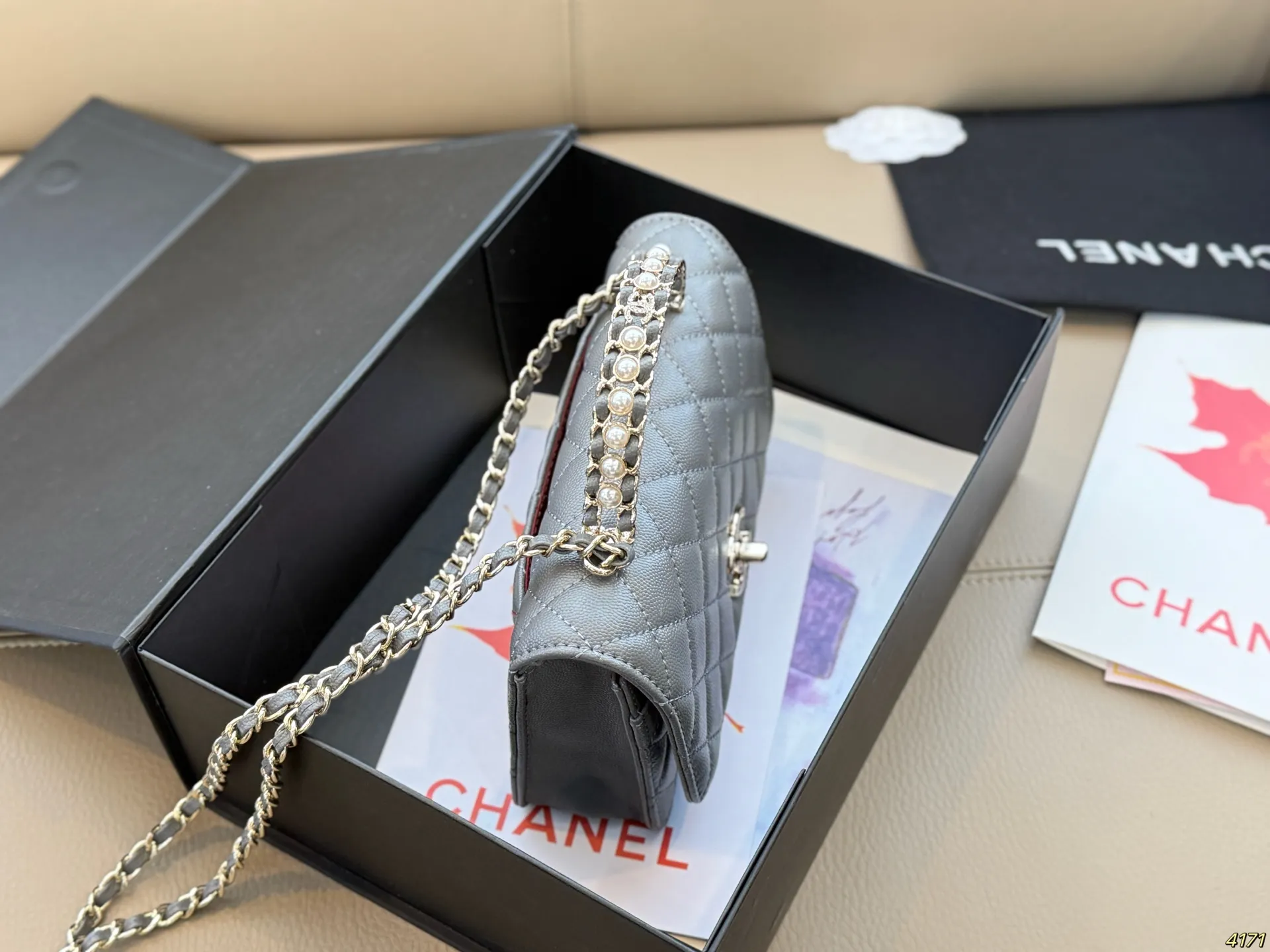 ¥135 香奈儿Chanelwoc 限量版手柄发财包 好看不止是一点,具备优雅的高级气质 第一眼看到就深深爱上。 颜值不必说 直接闭眼入不会错 尺寸19 12