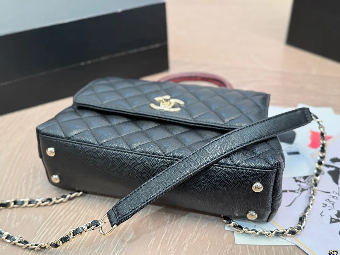 &yen;190全套飞机盒包装 香奈儿Chanel 专柜不见踪影Coco Handle 究竟怎么样? 如果你的衣帽间中还没有-款小香包包，但是又不知道入哪款不亏，那今天帮你解决这个难题高颜值，实 用百搭，通勤你都可以同时拥有，Coco Handle 可以说是chanle必入款! 这款憨豆包是CF的经典重现，菱格、双C Logo、皮穿链，都在致敬经典，而手柄却是让人最爱的地方@@极具美感的半圆手柄，穿皮链条可以随时拆卸，这款包型 小号22 14 cm 寸适中，各种身高的女性都适合，大号偏大，个子高的女生驾驭很有气场。可以放日常出行的大部分必需品，里面还有一个隔层,装手机，卡包，粉饼，口红，纸巾和钥匙等是比较容易的