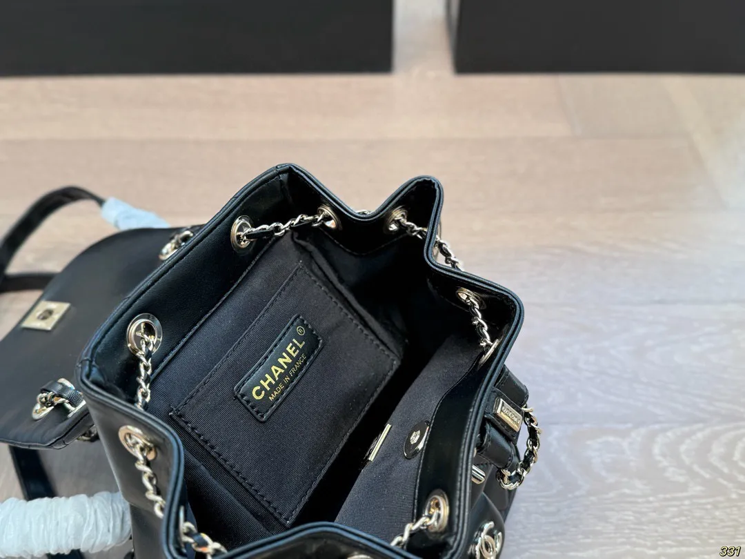 &yen;190全套飞机盒包装 香奈儿 Chanel双肩包 拿到手里才能感觉到它的魅力 经典百搭 优雅大气 时尚休闲 上身绝美 这份质感 小仙女们值得拥有 尺寸：17 18