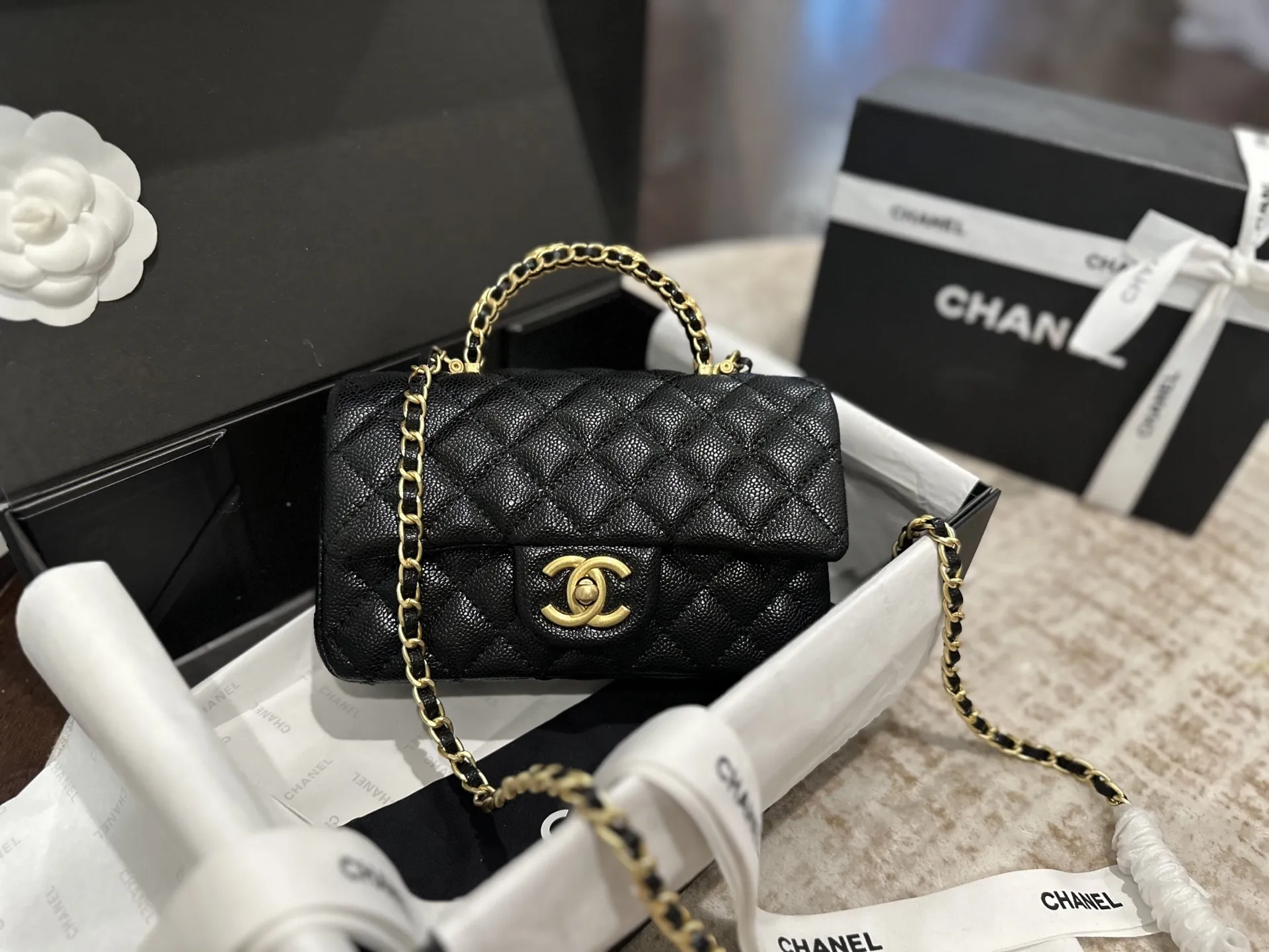 p140 折叠礼盒包装 Chanel 香奈儿大mini手柄太难了!!!香奈儿Chanel 25手柄 cf mini最近热度很高 cm super难买尺寸觉得cfmini太普通的一定要看看这个款手柄太闪了blingbling的公主包 尺寸 20cm