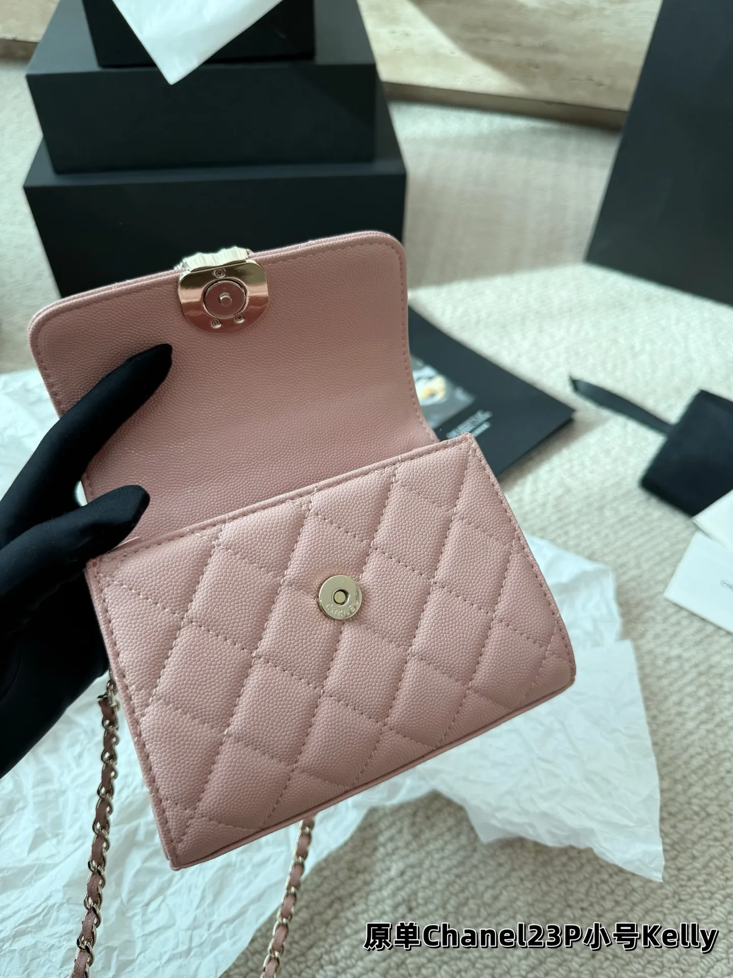P155 鱼子酱 香奈儿chanel kelly 手柄链条包 手柄精致,皮质是耐用的荔枝牛皮 白色很美很美 黑色很经典很经典 手柄可拎、单肩可背、斜挎可背 礼盒包装🎁 尺寸13.14