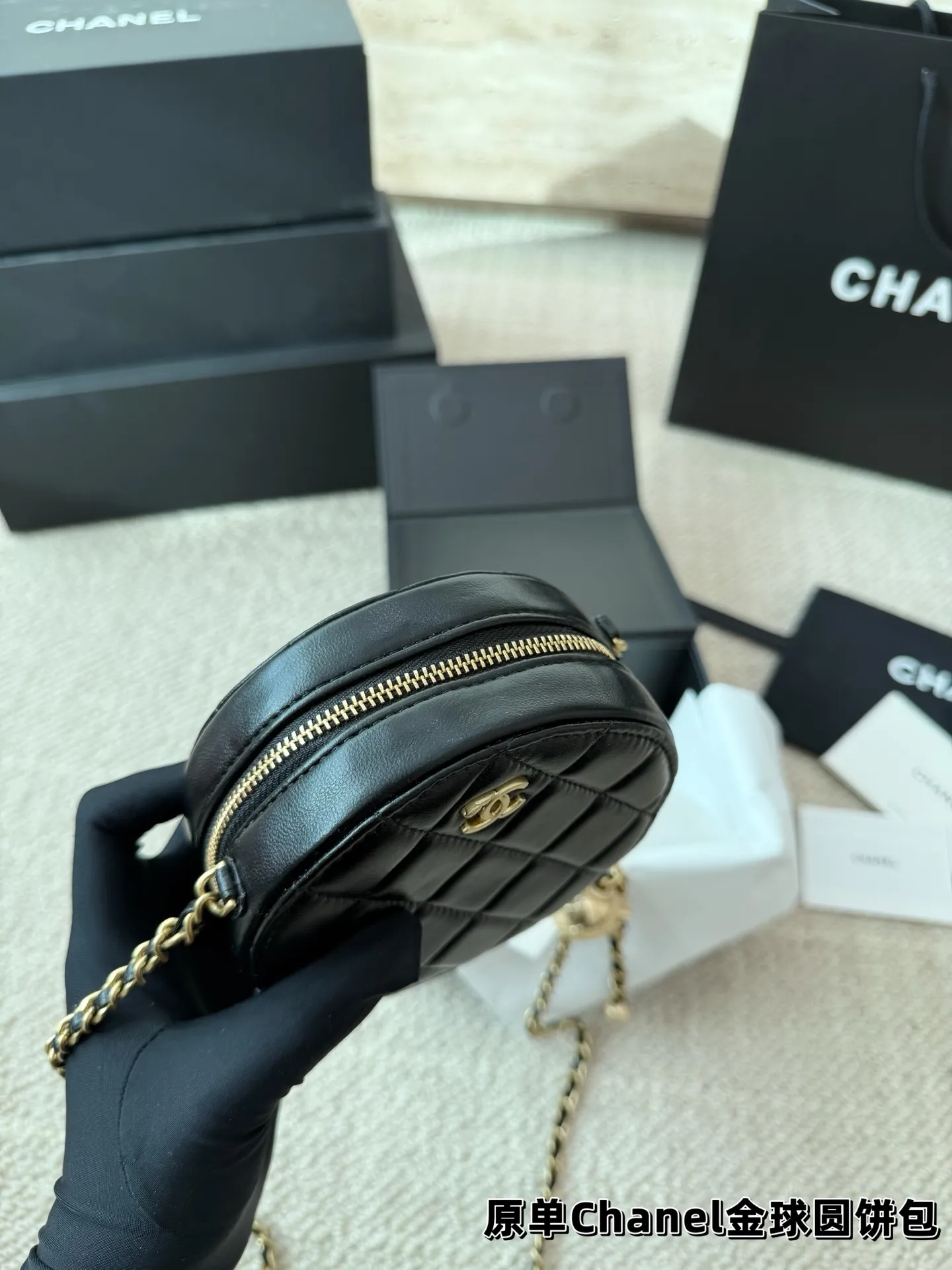 P145 礼盒🎁 香奈儿 Chanel 金球小圆饼包 今天给大家介绍的是小香家的新款金 球圆饼包包,因为起仙女版的造型,结合了香奈儿 家所有的经典元素,又多了一份精致可爱,所以也 导致了很多香粉被深深种草,不能自拔,来看看这款如此火爆包包的逆天颜值吧! 尺寸12.12