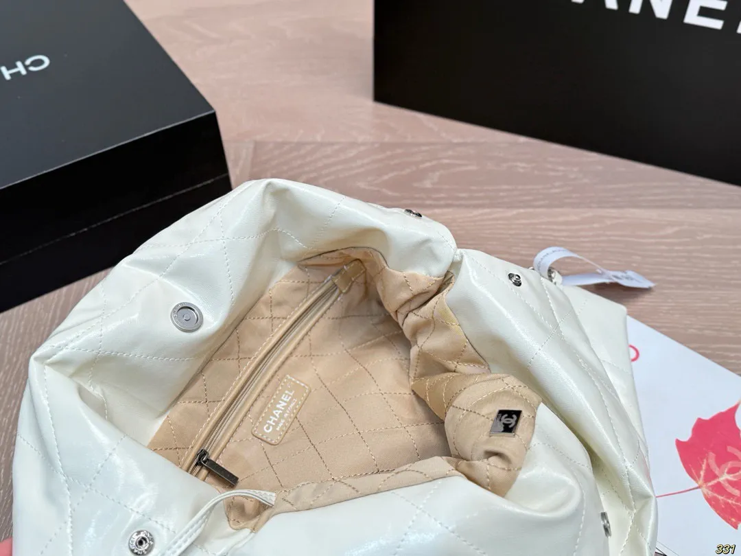 &yen;180全套飞机盒包装 油蜡皮香奈儿金币包购物袋 Chanel22bag垃圾袋真的太美啦 高级的情冷感扑面而来 超级酷 可盐可甜 给你淡淡的清新 日常出街首选 尺寸：39 42