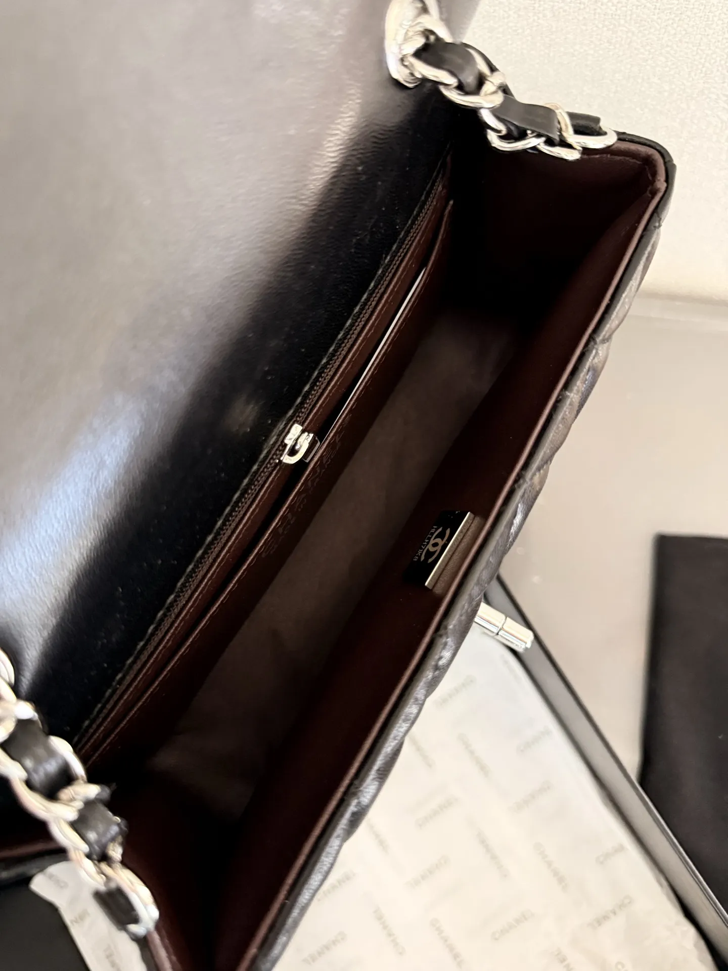 p150 折叠礼盒包装 Chanel 小香大mini cf 香奈儿/Chanel。菱格方胖子 夏季爆款 经典方胖子链条包 优质羊皮纹 手感超级好 原版五金 超级大牌 以华丽高贵的外形成为当下最炙手可热之作💋人手必备,明星热捧,精匠之作。尺寸 20cm